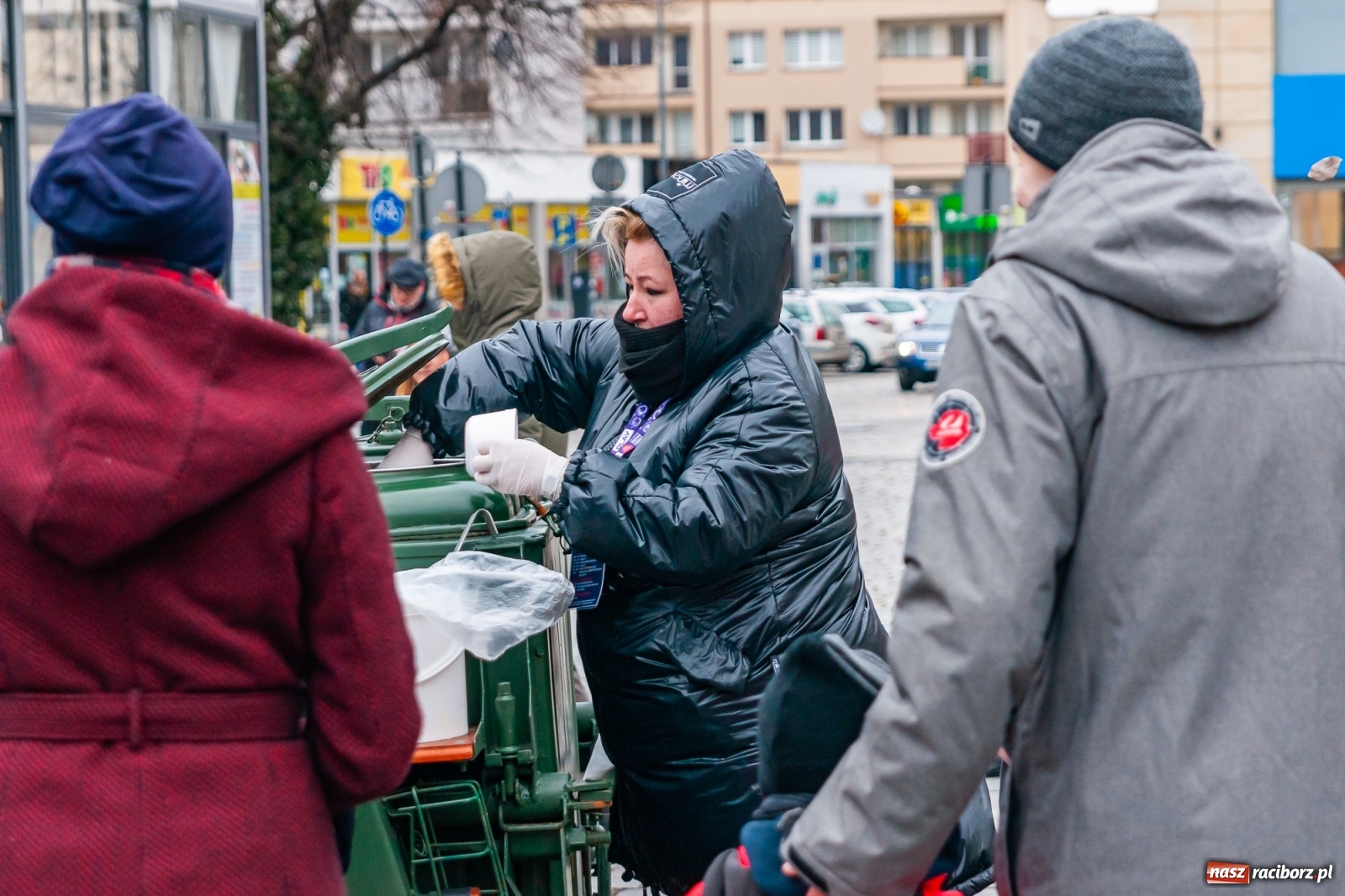 Zdjęcie w galerii na portalu naszraciborz.pl: Morsy, wojowie, strażacy, strzelcy i ciocia Klocia – 30. finał WOŚP na raciborskim Rynku wiadomości z regionu
