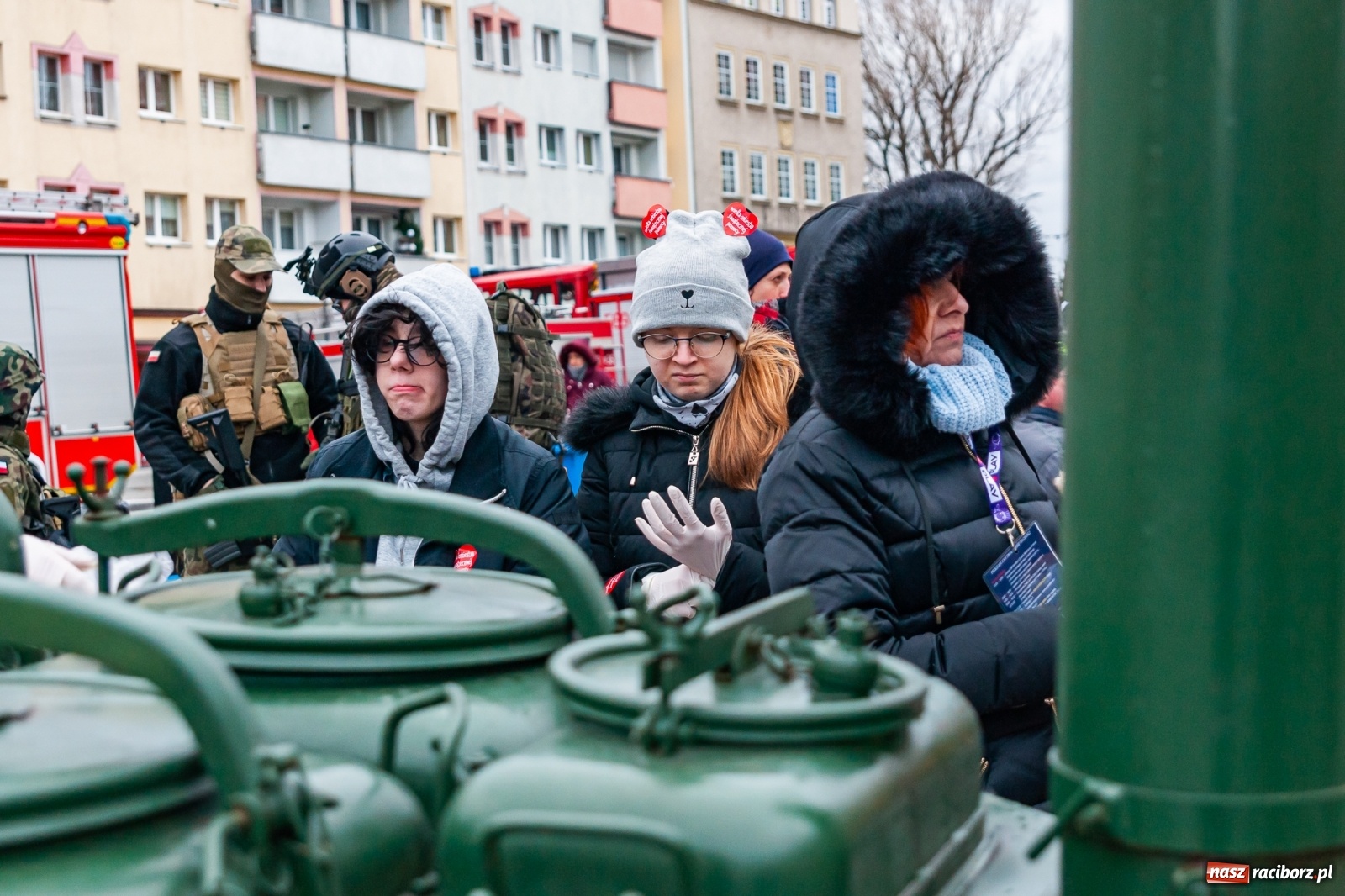 Zdjęcie w galerii na portalu naszraciborz.pl: Morsy, wojowie, strażacy, strzelcy i ciocia Klocia – 30. finał WOŚP na raciborskim Rynku wiadomości z regionu