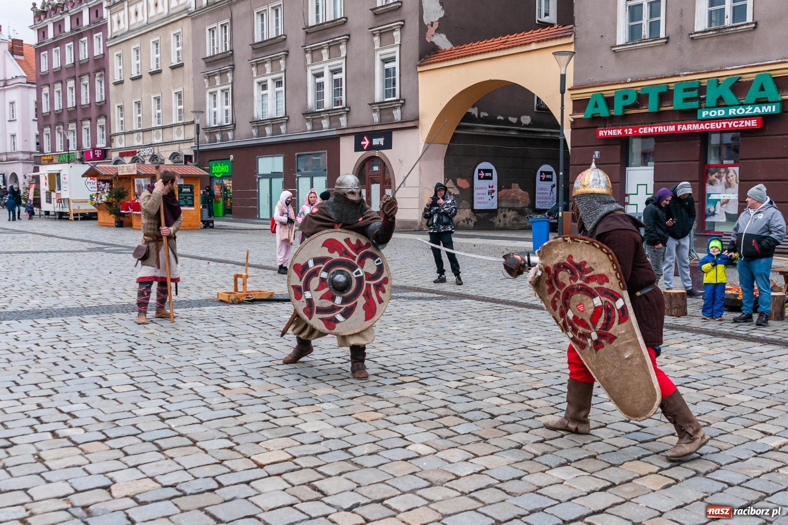 Zdjęcie w galerii na portalu naszraciborz.pl: Morsy, wojowie, strażacy, strzelcy i ciocia Klocia – 30. finał WOŚP na raciborskim Rynku wiadomości z regionu