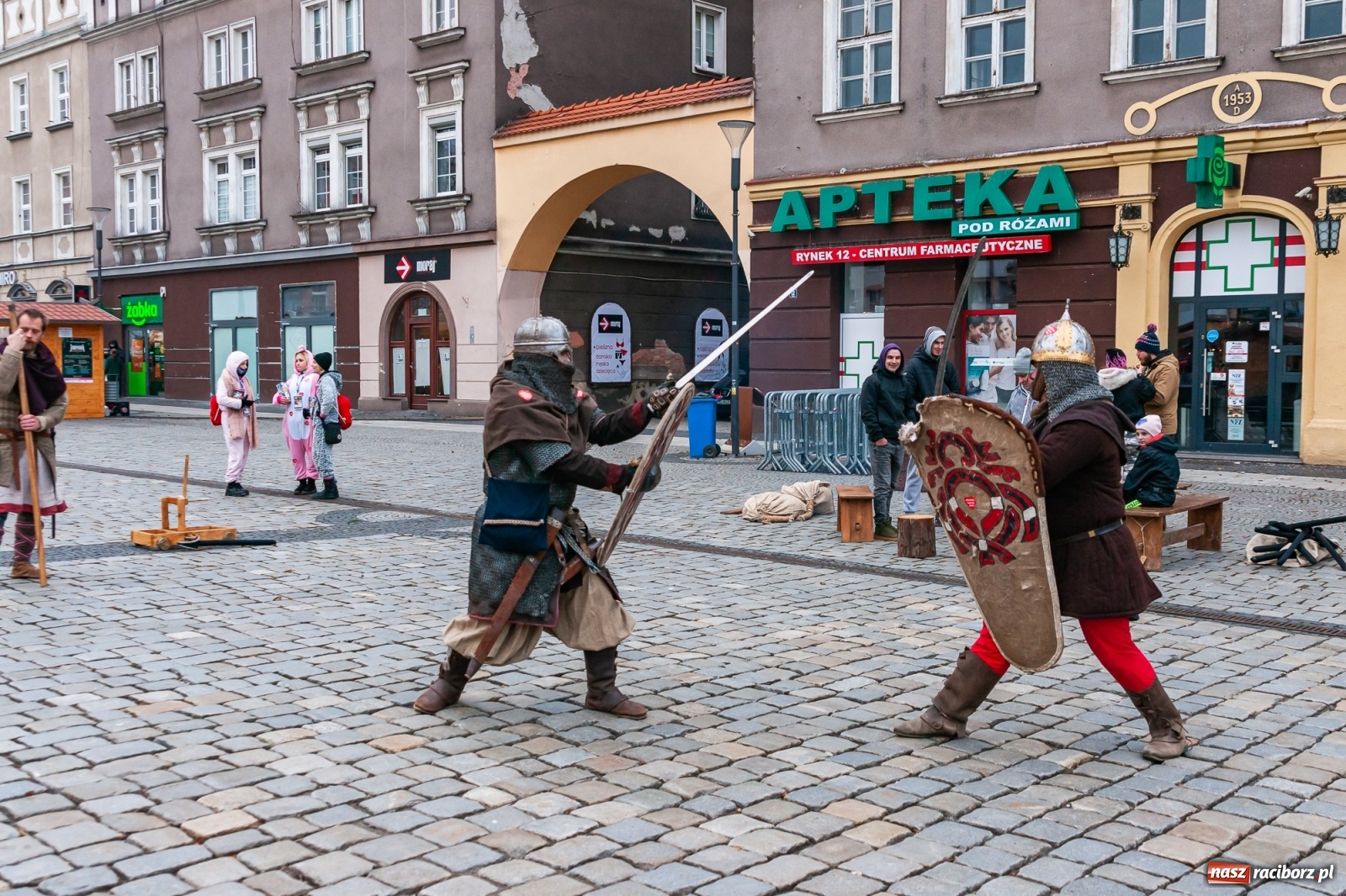 Zdjęcie w galerii na portalu naszraciborz.pl: Morsy, wojowie, strażacy, strzelcy i ciocia Klocia – 30. finał WOŚP na raciborskim Rynku wiadomości z regionu