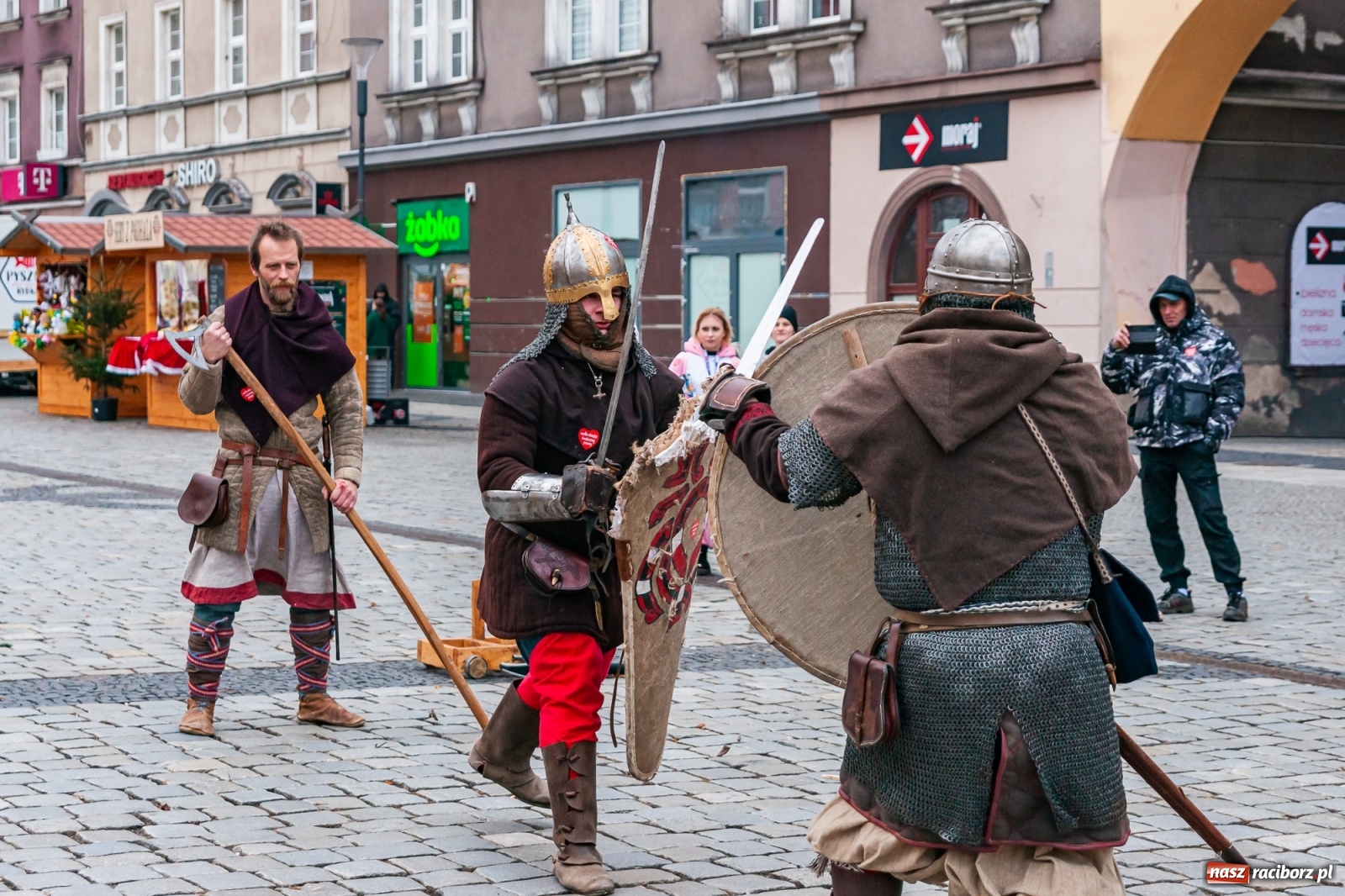 Zdjęcie w galerii na portalu naszraciborz.pl: Morsy, wojowie, strażacy, strzelcy i ciocia Klocia – 30. finał WOŚP na raciborskim Rynku wiadomości z regionu