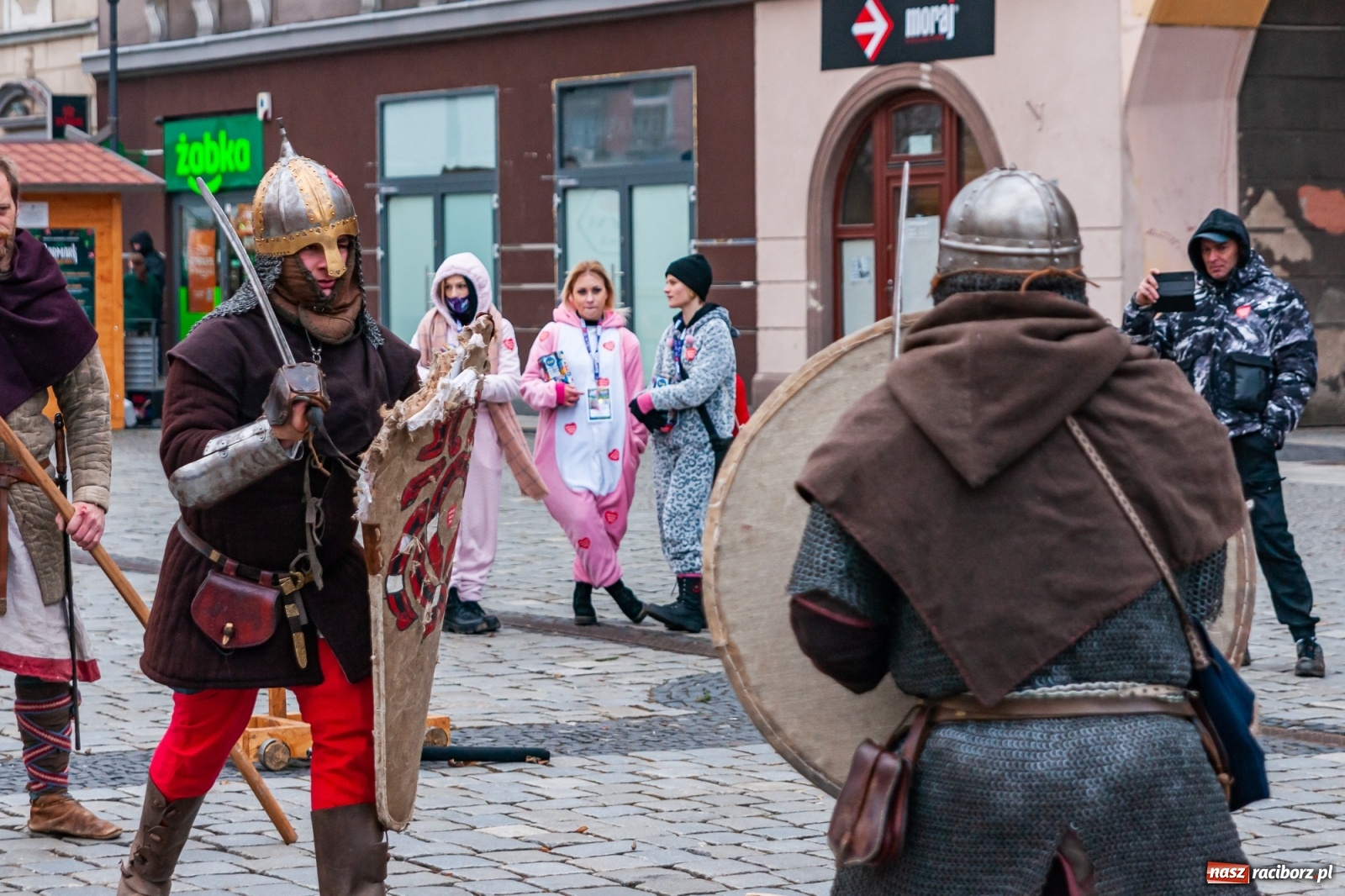 Zdjęcie w galerii na portalu naszraciborz.pl: Morsy, wojowie, strażacy, strzelcy i ciocia Klocia – 30. finał WOŚP na raciborskim Rynku wiadomości z regionu