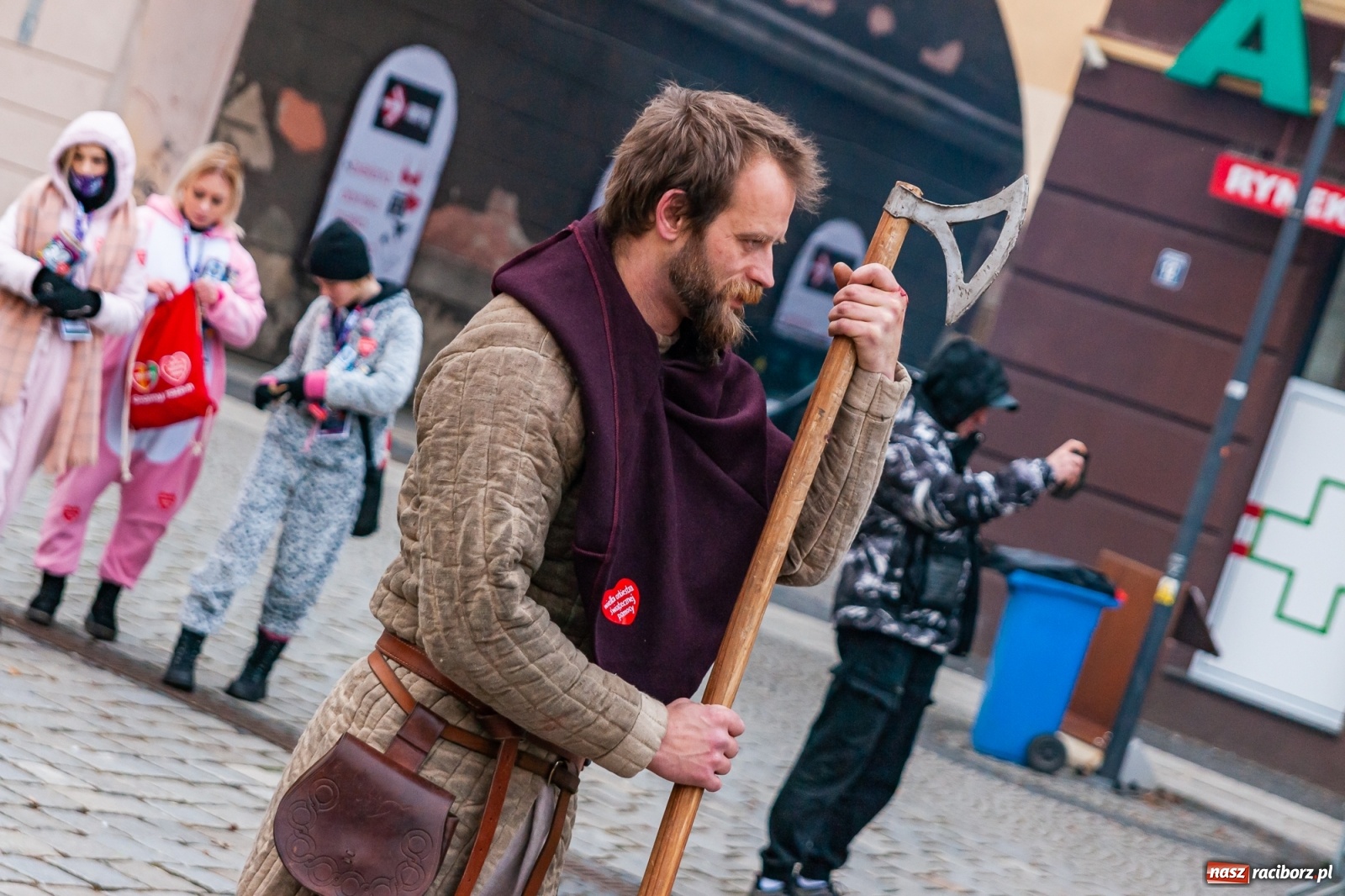 Zdjęcie w galerii na portalu naszraciborz.pl: Morsy, wojowie, strażacy, strzelcy i ciocia Klocia – 30. finał WOŚP na raciborskim Rynku wiadomości z regionu
