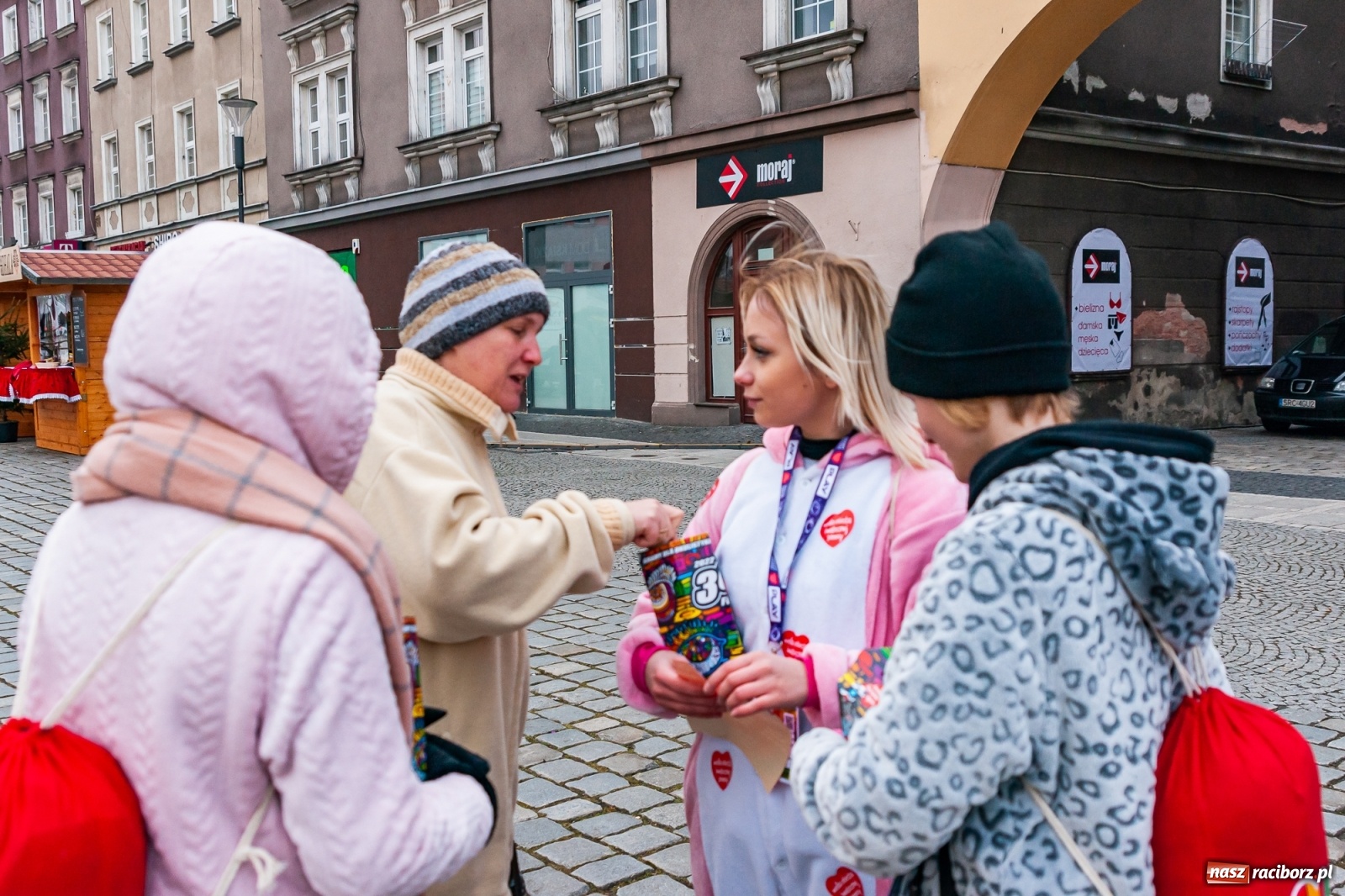 Zdjęcie w galerii na portalu naszraciborz.pl: Morsy, wojowie, strażacy, strzelcy i ciocia Klocia – 30. finał WOŚP na raciborskim Rynku wiadomości z regionu