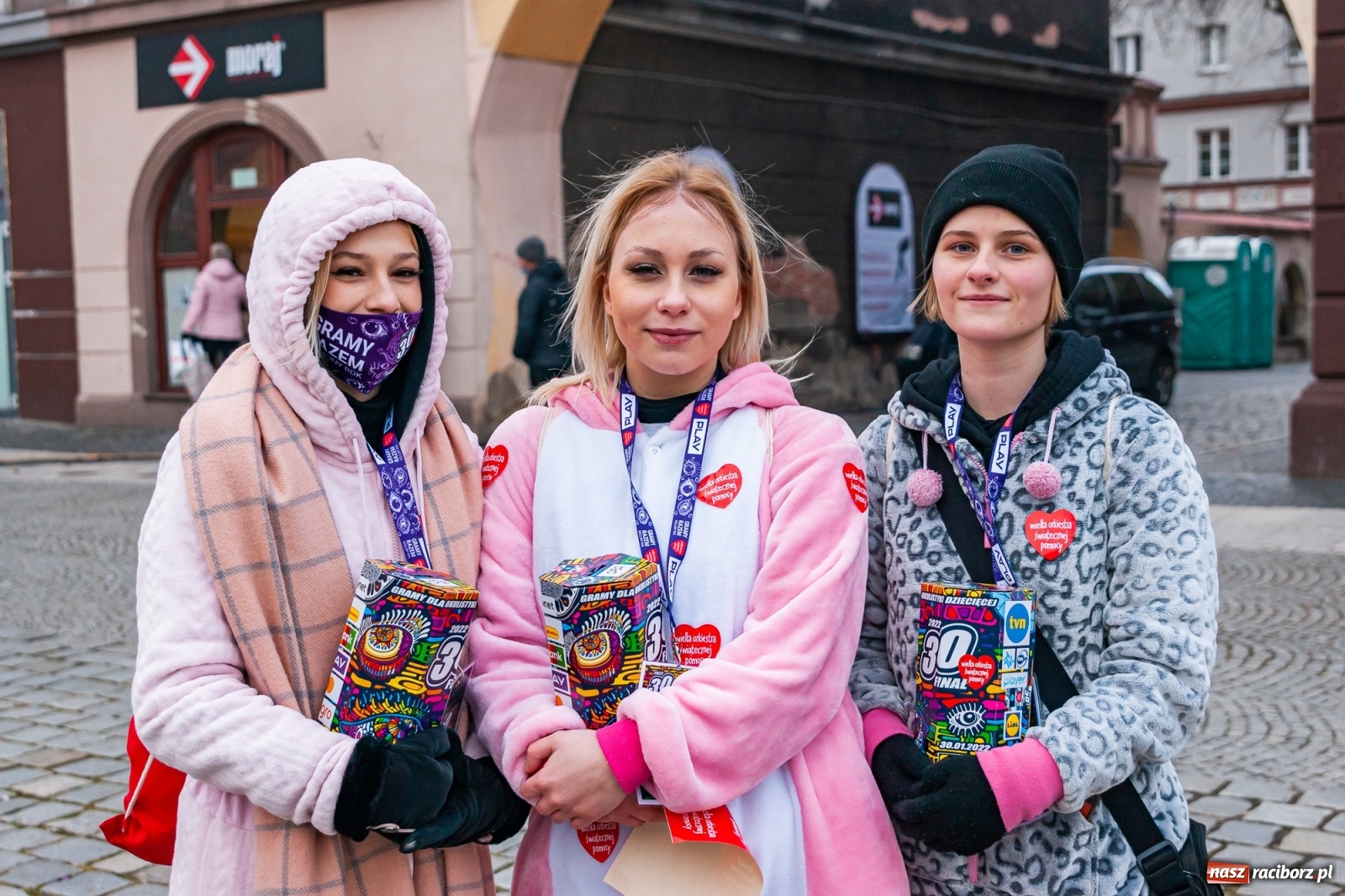 Zdjęcie w galerii na portalu naszraciborz.pl: Morsy, wojowie, strażacy, strzelcy i ciocia Klocia – 30. finał WOŚP na raciborskim Rynku wiadomości z regionu