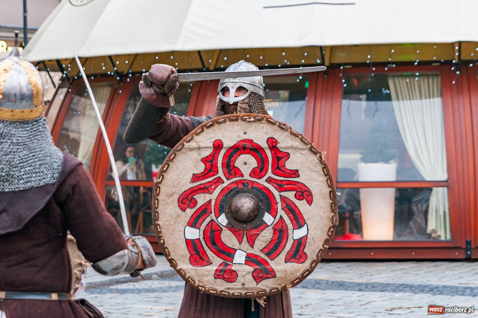 Zdjęcie w galerii na portalu naszraciborz.pl: Morsy, wojowie, strażacy, strzelcy i ciocia Klocia – 30. finał WOŚP na raciborskim Rynku wiadomości z regionu