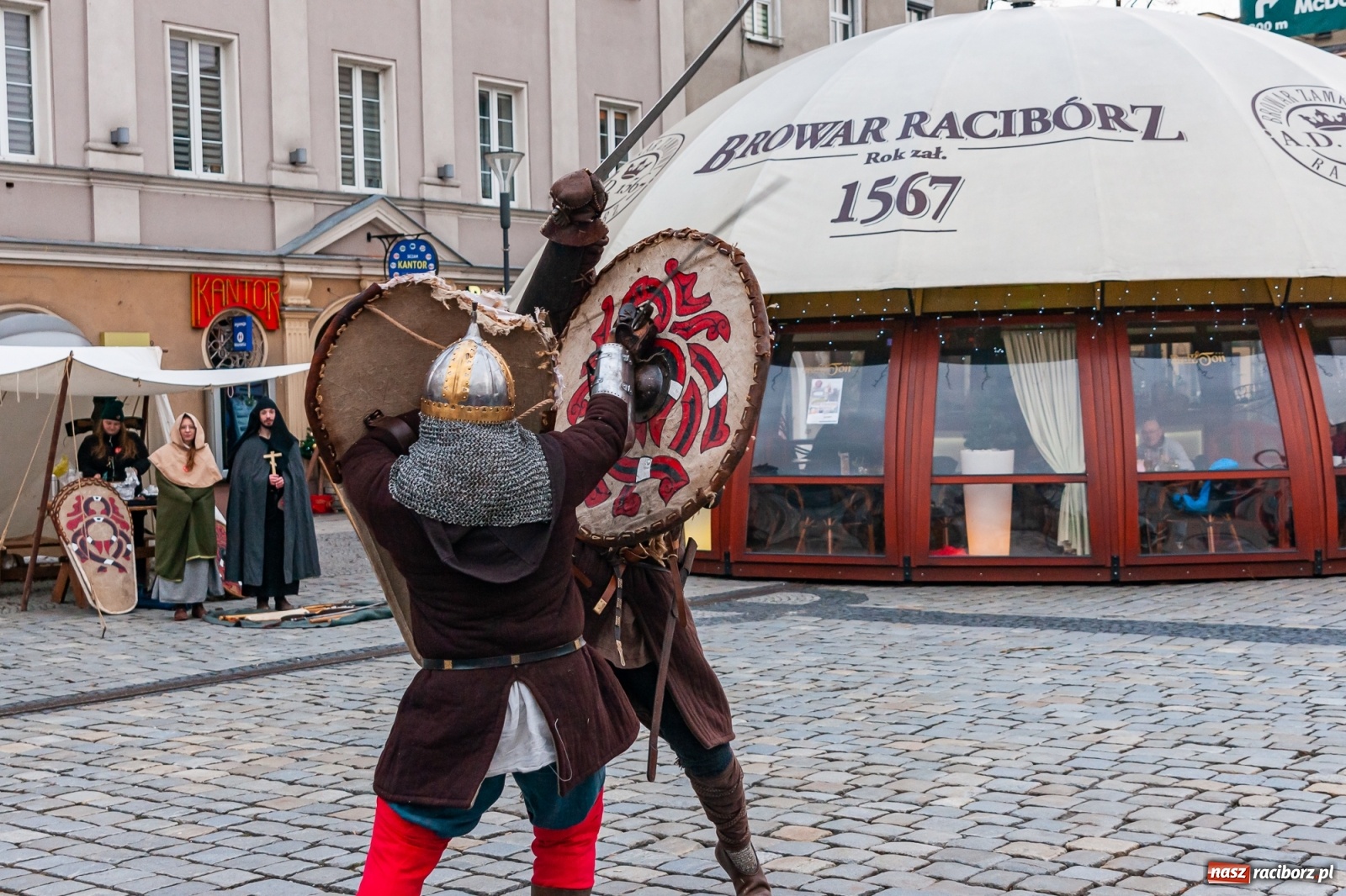 Zdjęcie w galerii na portalu naszraciborz.pl: Morsy, wojowie, strażacy, strzelcy i ciocia Klocia – 30. finał WOŚP na raciborskim Rynku wiadomości z regionu