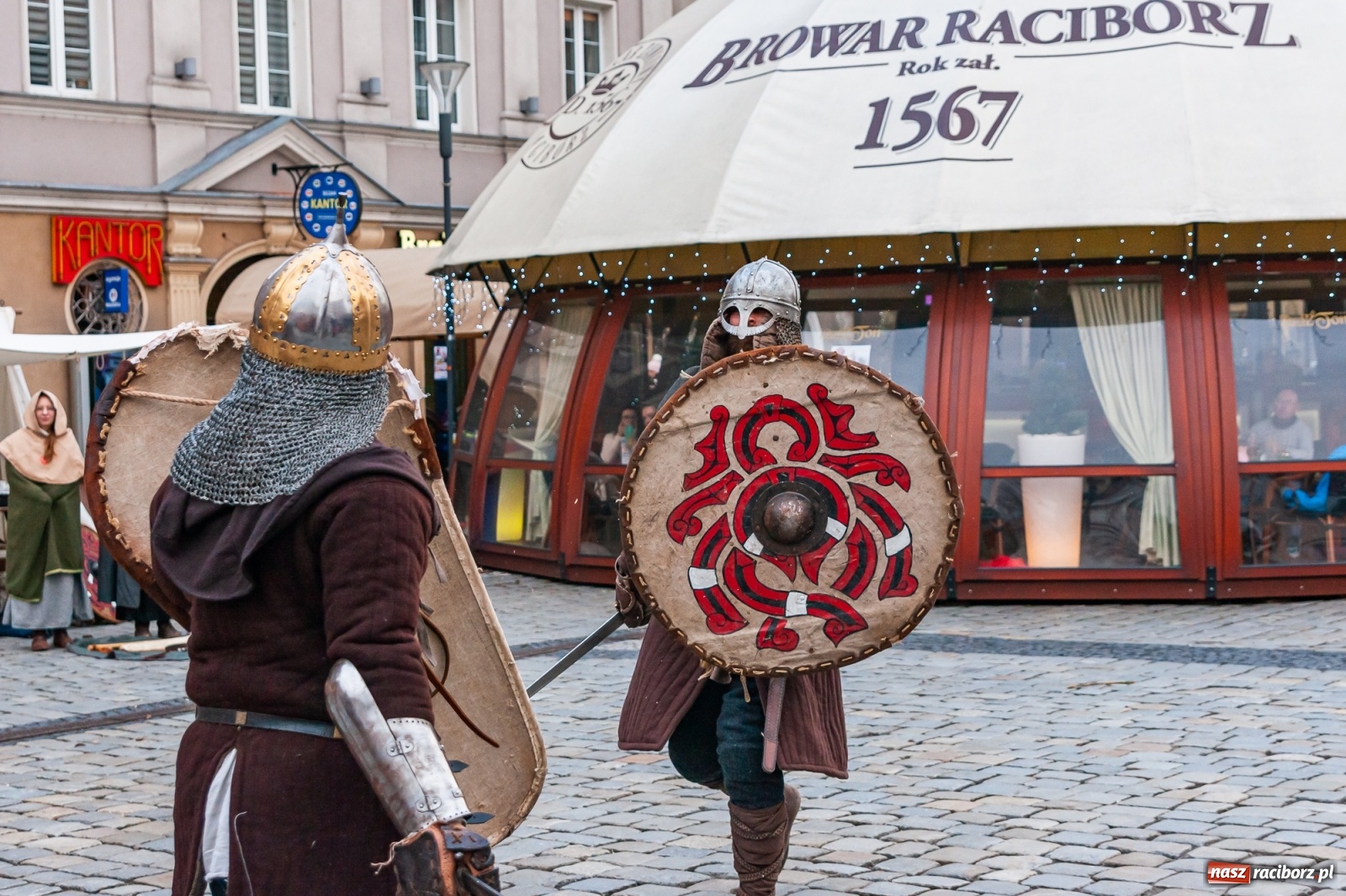 Zdjęcie w galerii na portalu naszraciborz.pl: Morsy, wojowie, strażacy, strzelcy i ciocia Klocia – 30. finał WOŚP na raciborskim Rynku wiadomości z regionu
