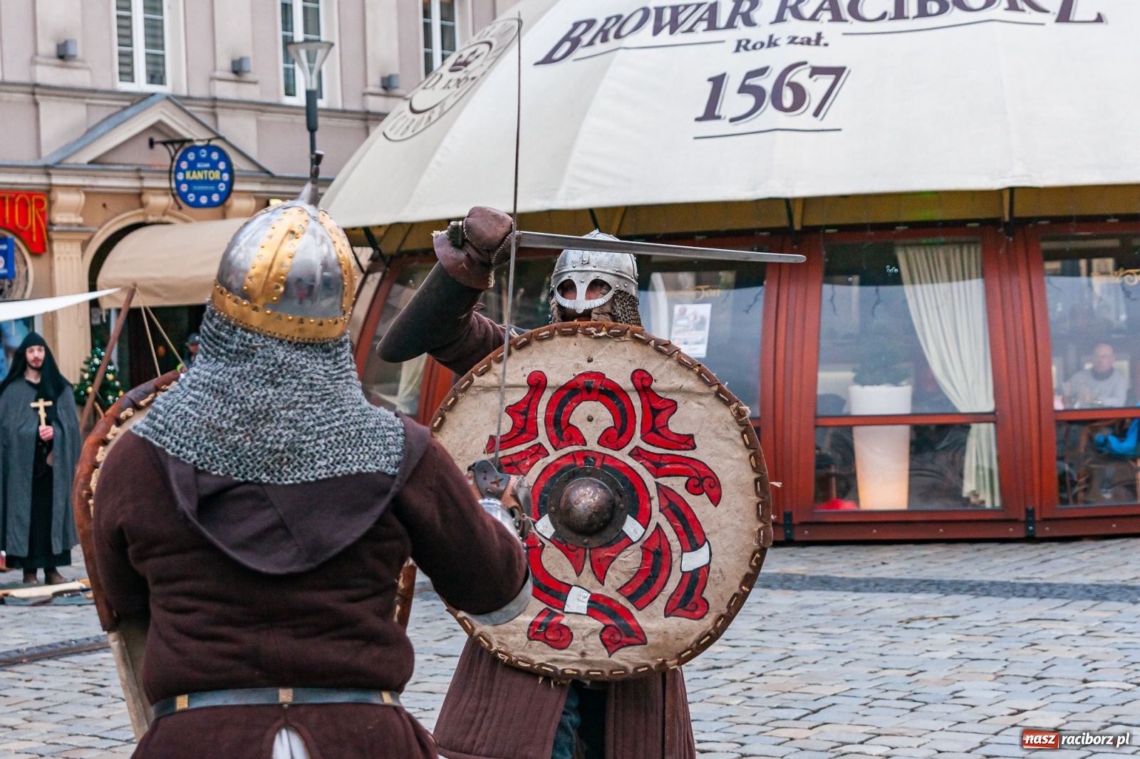 Zdjęcie w galerii na portalu naszraciborz.pl: Morsy, wojowie, strażacy, strzelcy i ciocia Klocia – 30. finał WOŚP na raciborskim Rynku wiadomości z regionu