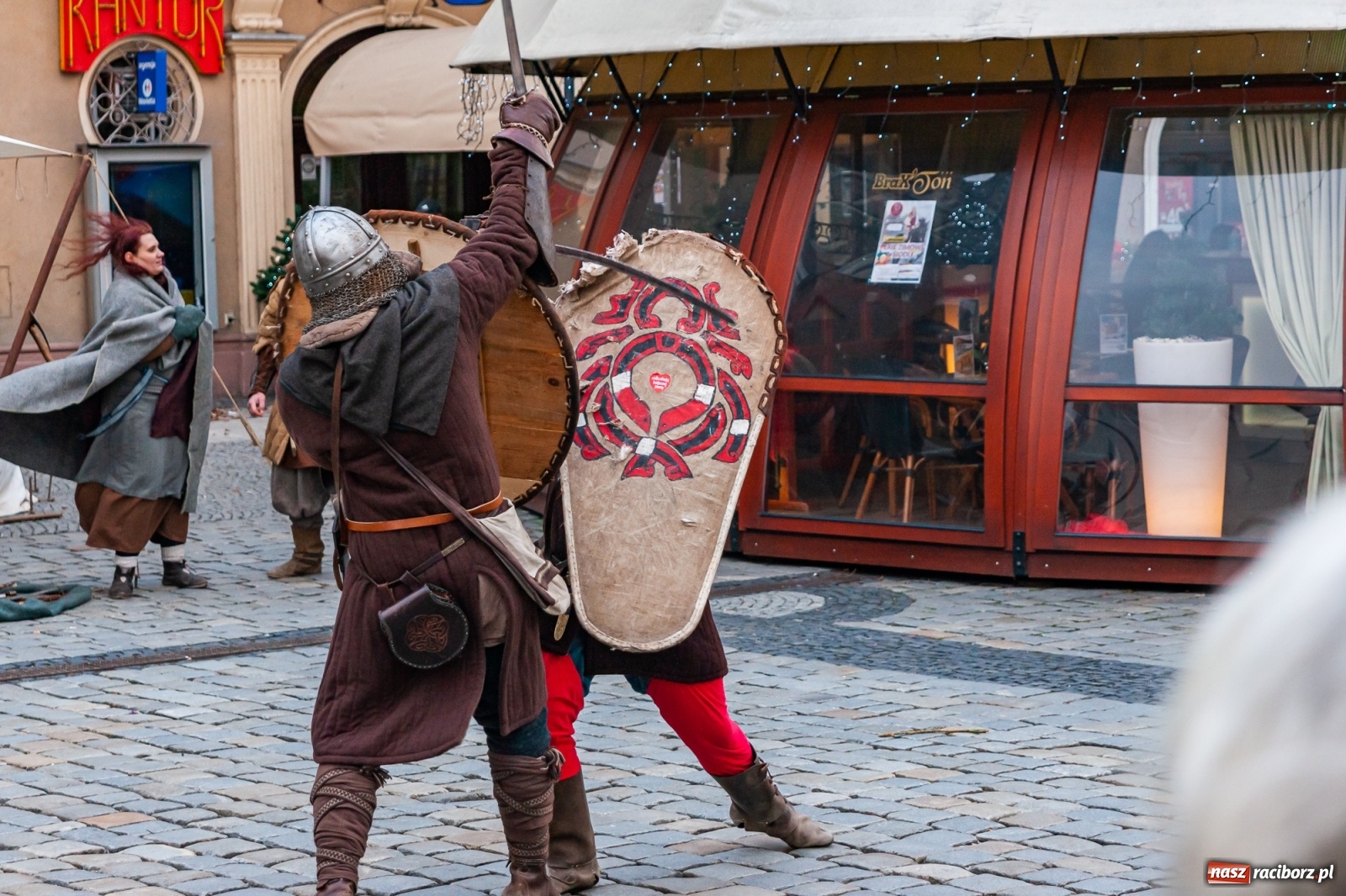 Zdjęcie w galerii na portalu naszraciborz.pl: Morsy, wojowie, strażacy, strzelcy i ciocia Klocia – 30. finał WOŚP na raciborskim Rynku wiadomości z regionu