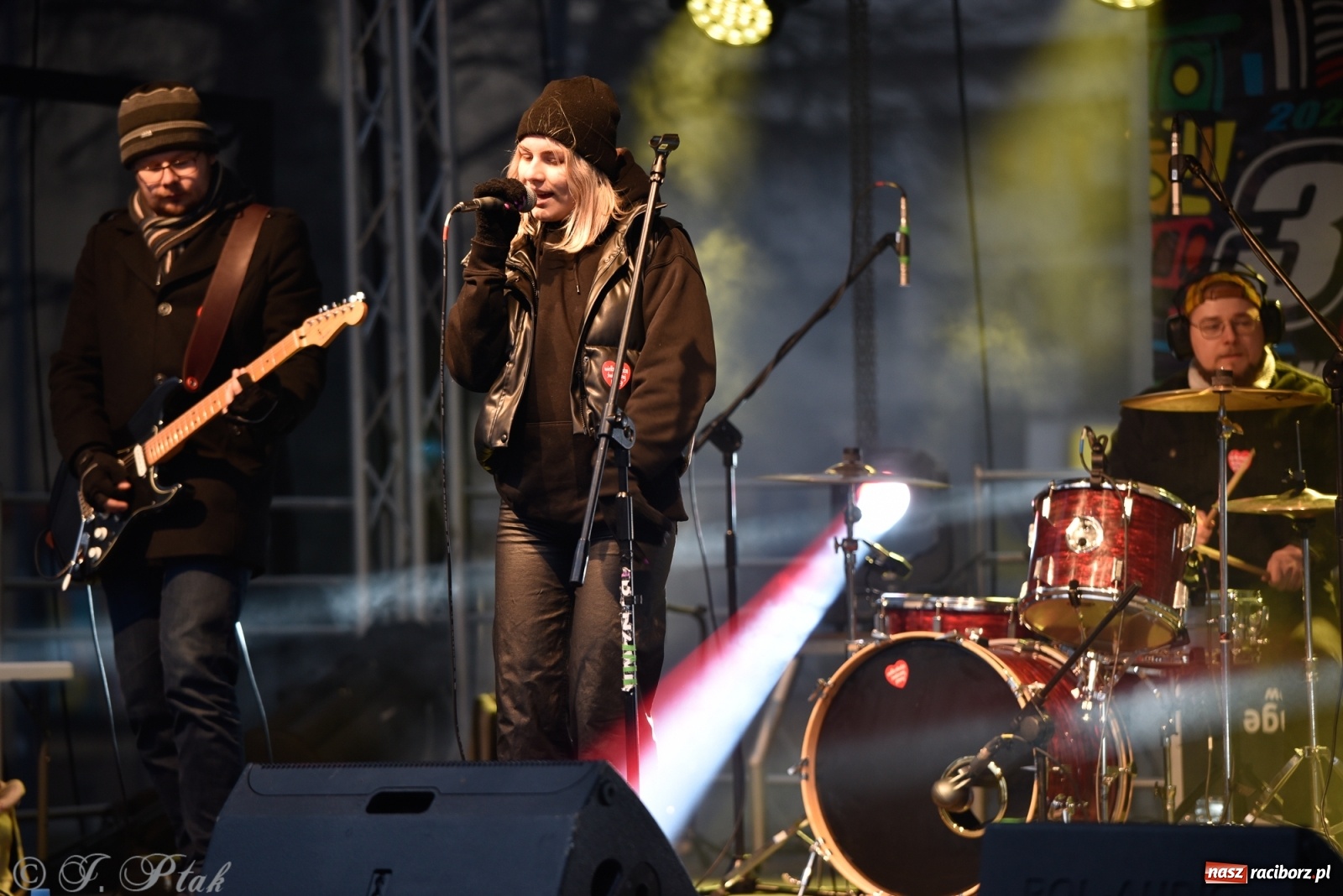 Zdjęcie w galerii na portalu naszraciborz.pl: 30. finał WOŚP w Raciborzu. Kamila Krawczyk, zumba i Sari Ska Band wiadomości z regionu