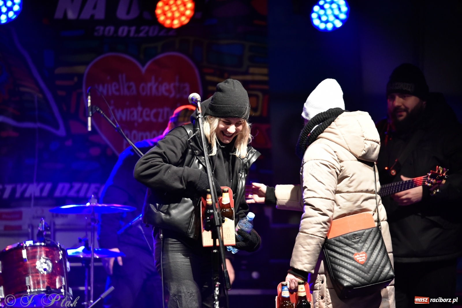 Zdjęcie w galerii na portalu naszraciborz.pl: 30. finał WOŚP w Raciborzu. Kamila Krawczyk, zumba i Sari Ska Band wiadomości z regionu