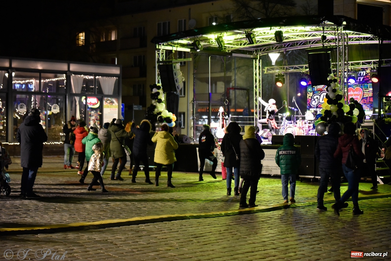 Zdjęcie w galerii na portalu naszraciborz.pl: 30. finał WOŚP w Raciborzu. Kamila Krawczyk, zumba i Sari Ska Band wiadomości z regionu