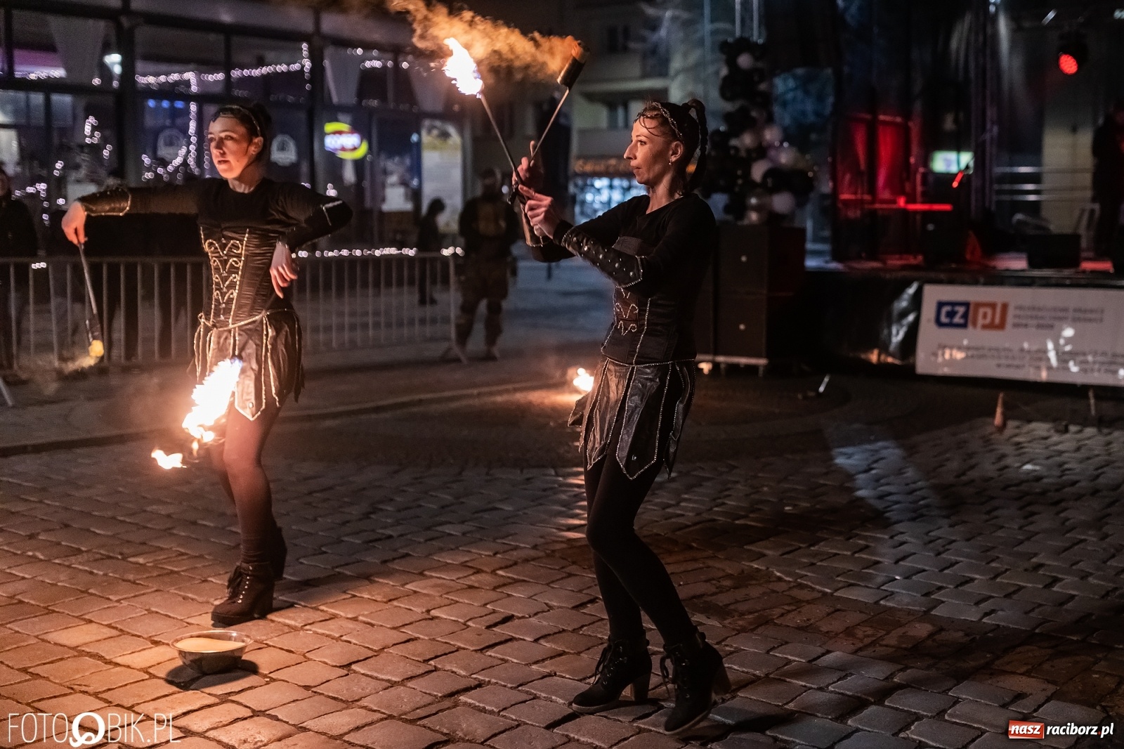 Zdjęcie w galerii na portalu naszraciborz.pl: Labareda Fire Show na finał raciborskiej Wielkiej Orkiestry Świątecznej Pomocy wiadomości z regionu