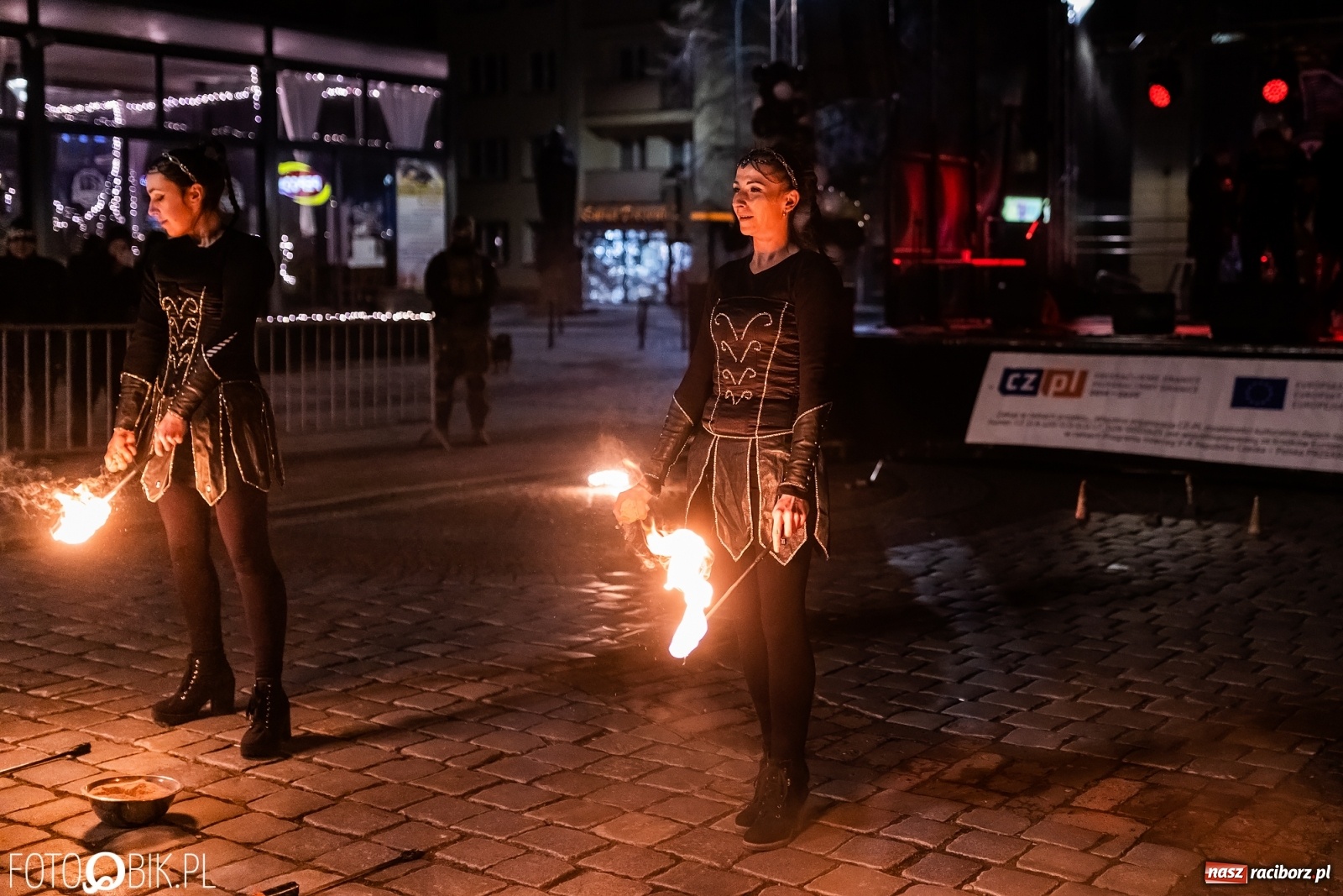 Zdjęcie w galerii na portalu naszraciborz.pl: Labareda Fire Show na finał raciborskiej Wielkiej Orkiestry Świątecznej Pomocy wiadomości z regionu
