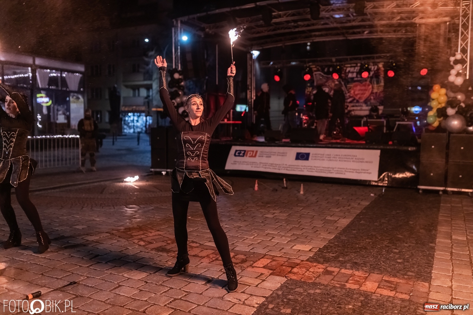 Zdjęcie w galerii na portalu naszraciborz.pl: Labareda Fire Show na finał raciborskiej Wielkiej Orkiestry Świątecznej Pomocy wiadomości z regionu