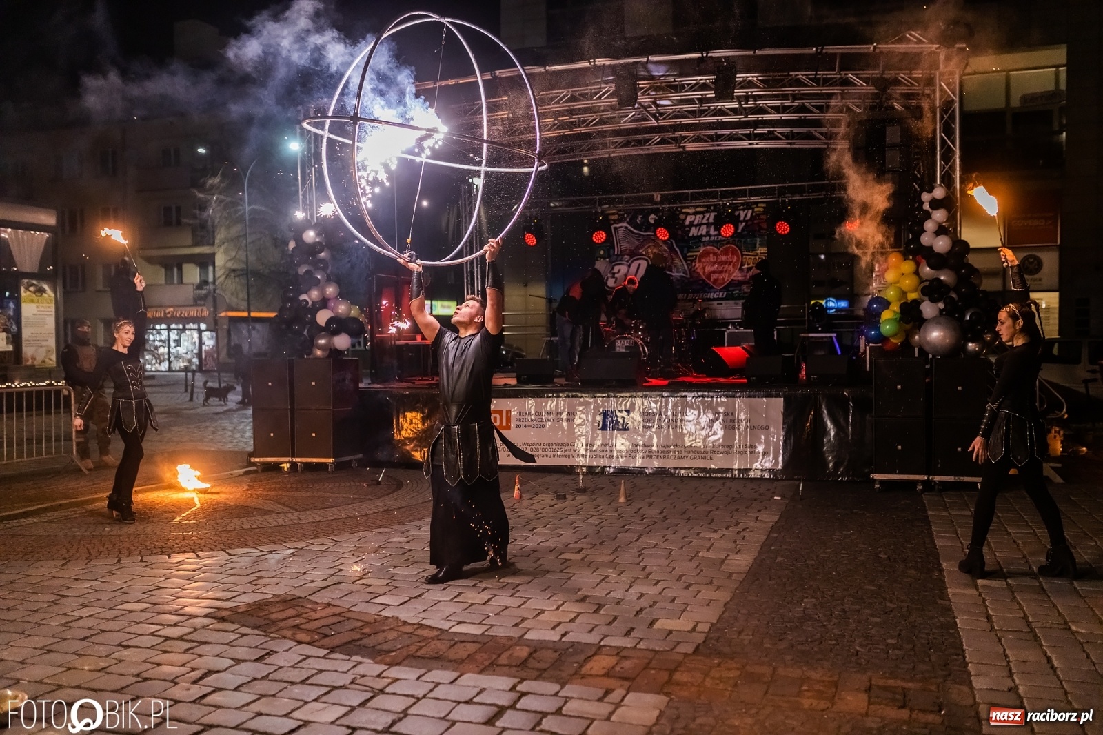 Zdjęcie w galerii na portalu naszraciborz.pl: Labareda Fire Show na finał raciborskiej Wielkiej Orkiestry Świątecznej Pomocy wiadomości z regionu