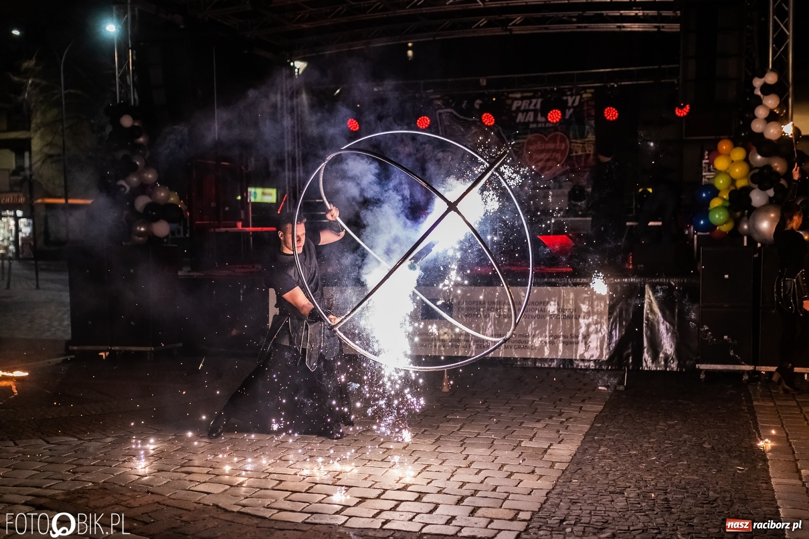 Zdjęcie w galerii na portalu naszraciborz.pl: Labareda Fire Show na finał raciborskiej Wielkiej Orkiestry Świątecznej Pomocy wiadomości z regionu
