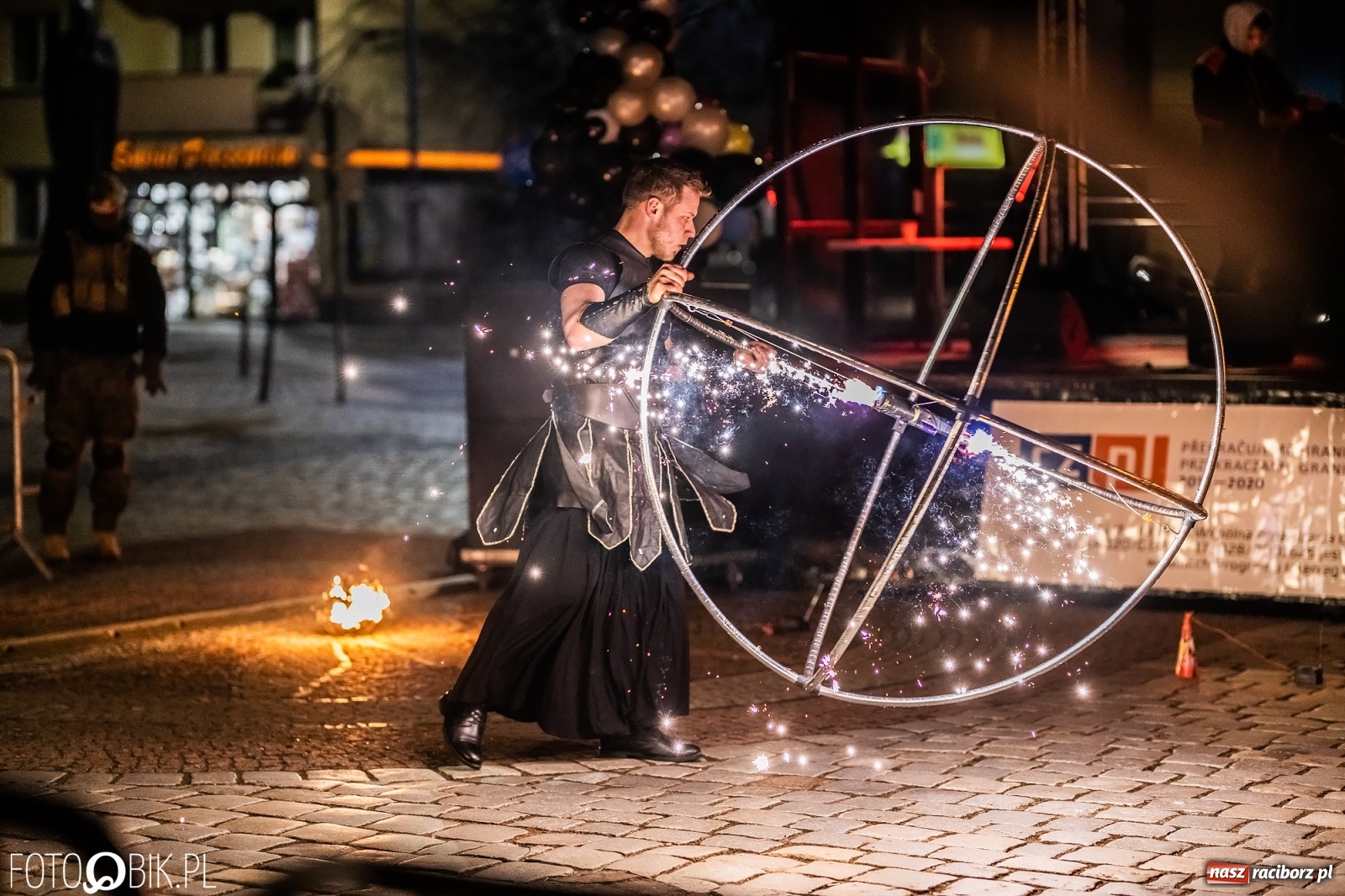 Zdjęcie w galerii na portalu naszraciborz.pl: Labareda Fire Show na finał raciborskiej Wielkiej Orkiestry Świątecznej Pomocy wiadomości z regionu