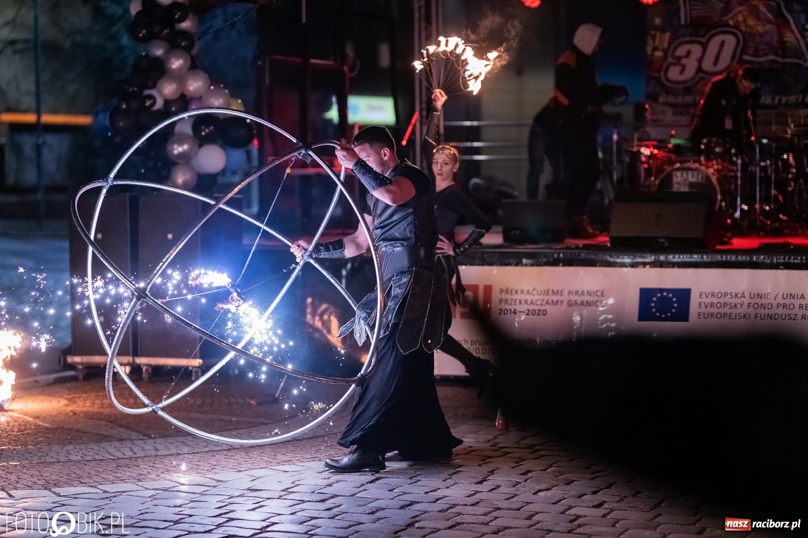 Zdjęcie w galerii na portalu naszraciborz.pl: Labareda Fire Show na finał raciborskiej Wielkiej Orkiestry Świątecznej Pomocy wiadomości z regionu