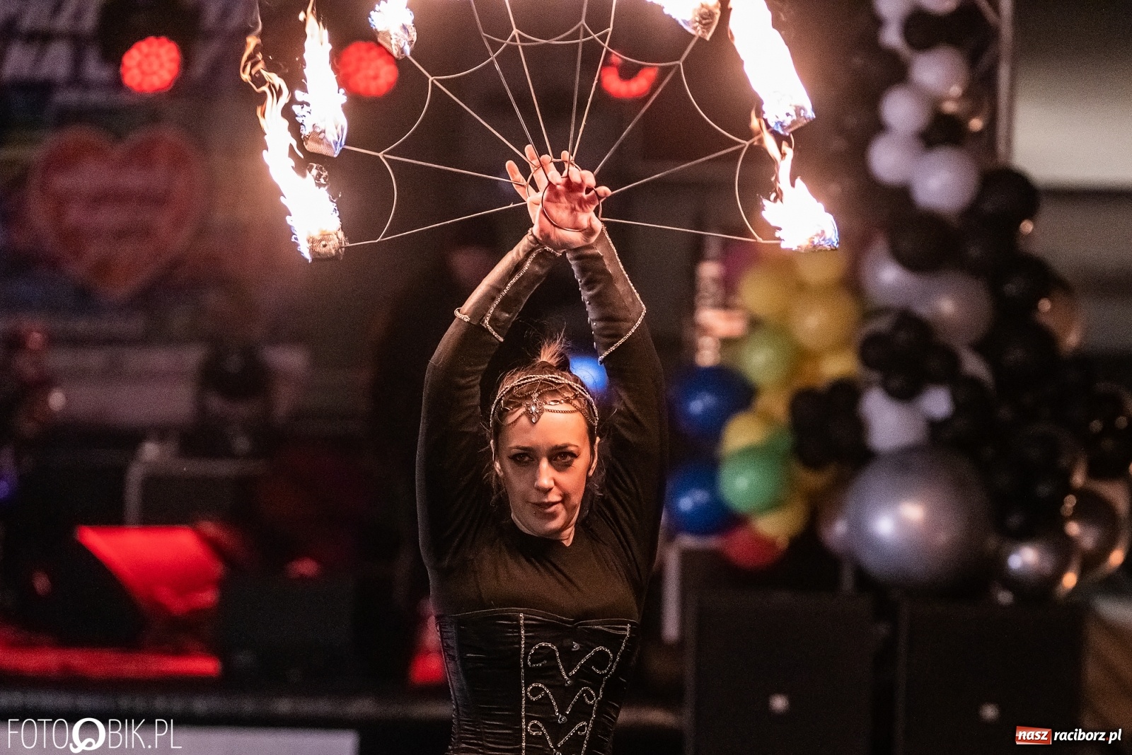 Zdjęcie w galerii na portalu naszraciborz.pl: Labareda Fire Show na finał raciborskiej Wielkiej Orkiestry Świątecznej Pomocy wiadomości z regionu