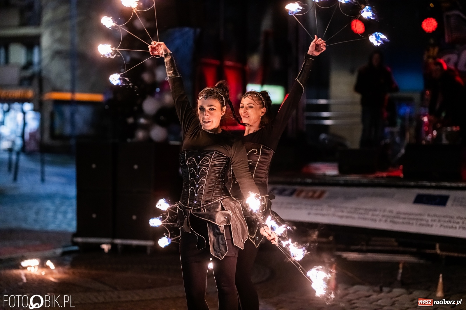 Zdjęcie w galerii na portalu naszraciborz.pl: Labareda Fire Show na finał raciborskiej Wielkiej Orkiestry Świątecznej Pomocy wiadomości z regionu
