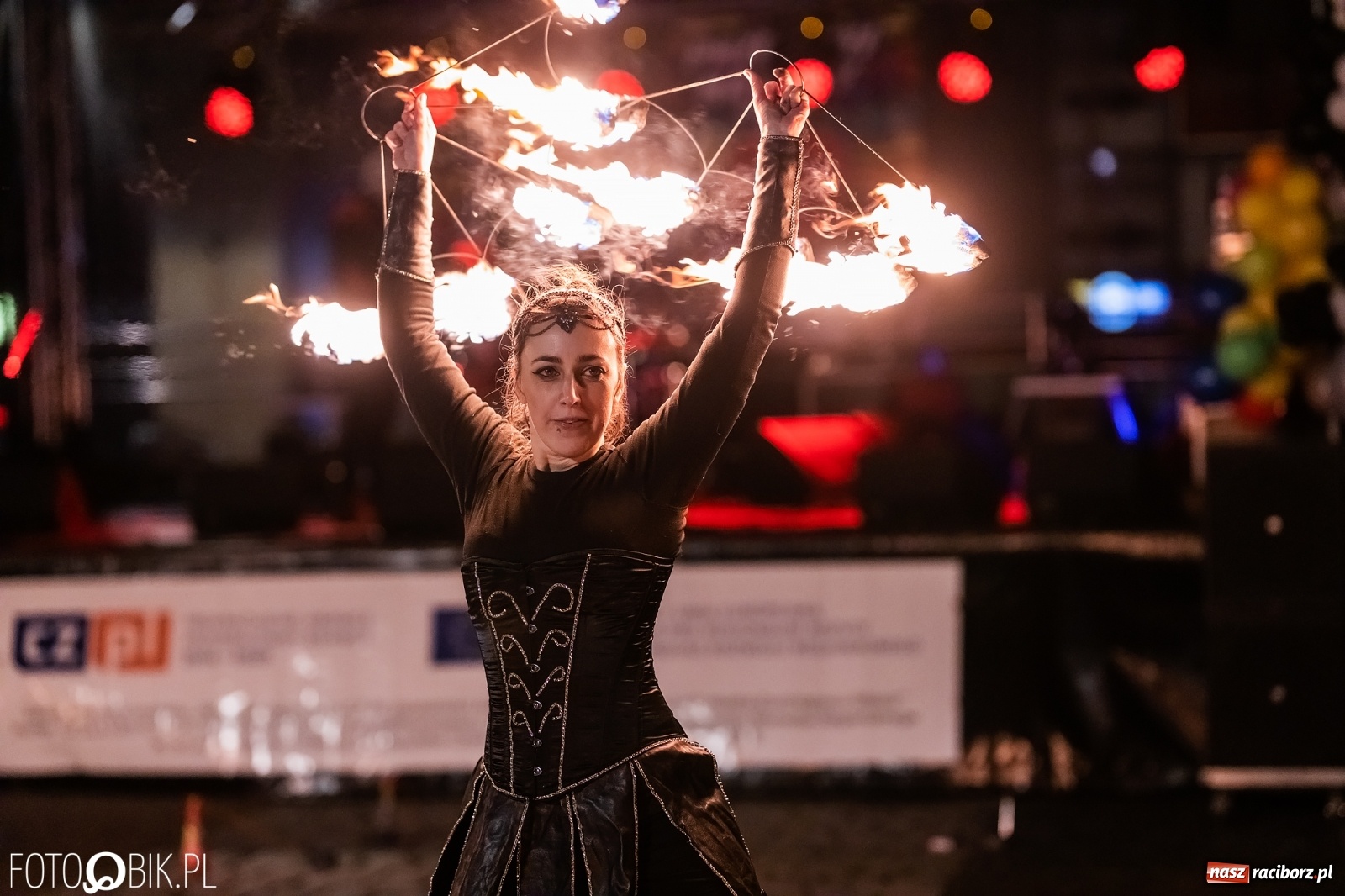 Zdjęcie w galerii na portalu naszraciborz.pl: Labareda Fire Show na finał raciborskiej Wielkiej Orkiestry Świątecznej Pomocy wiadomości z regionu