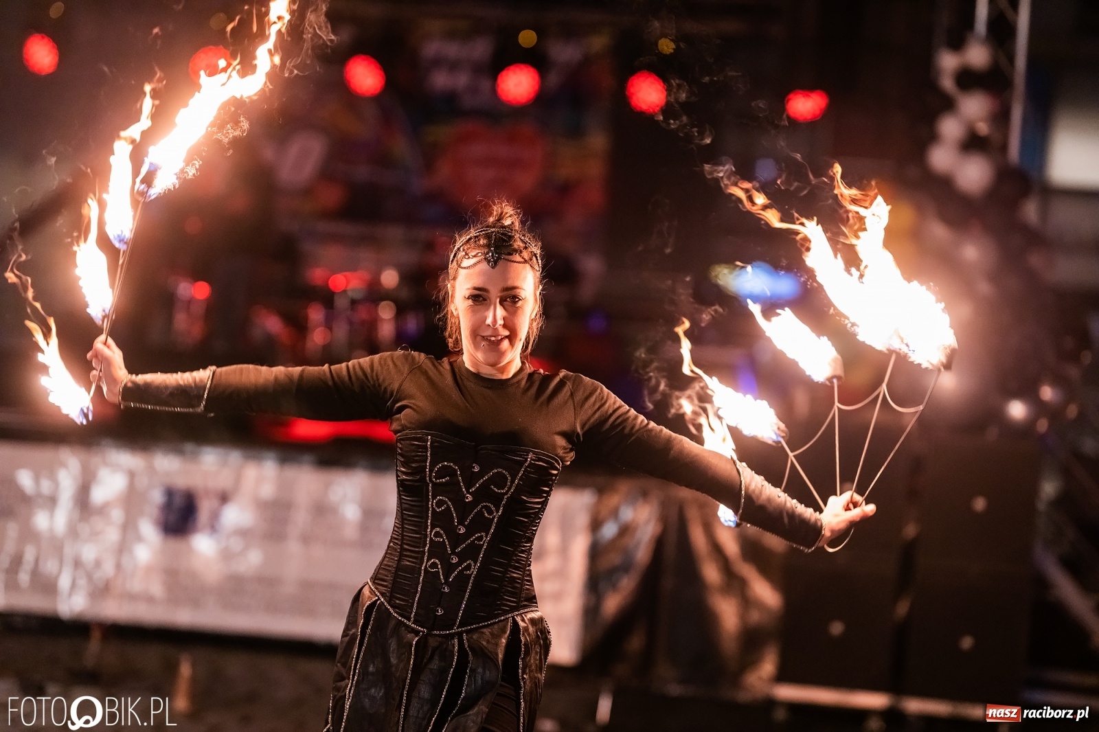 Zdjęcie w galerii na portalu naszraciborz.pl: Labareda Fire Show na finał raciborskiej Wielkiej Orkiestry Świątecznej Pomocy wiadomości z regionu