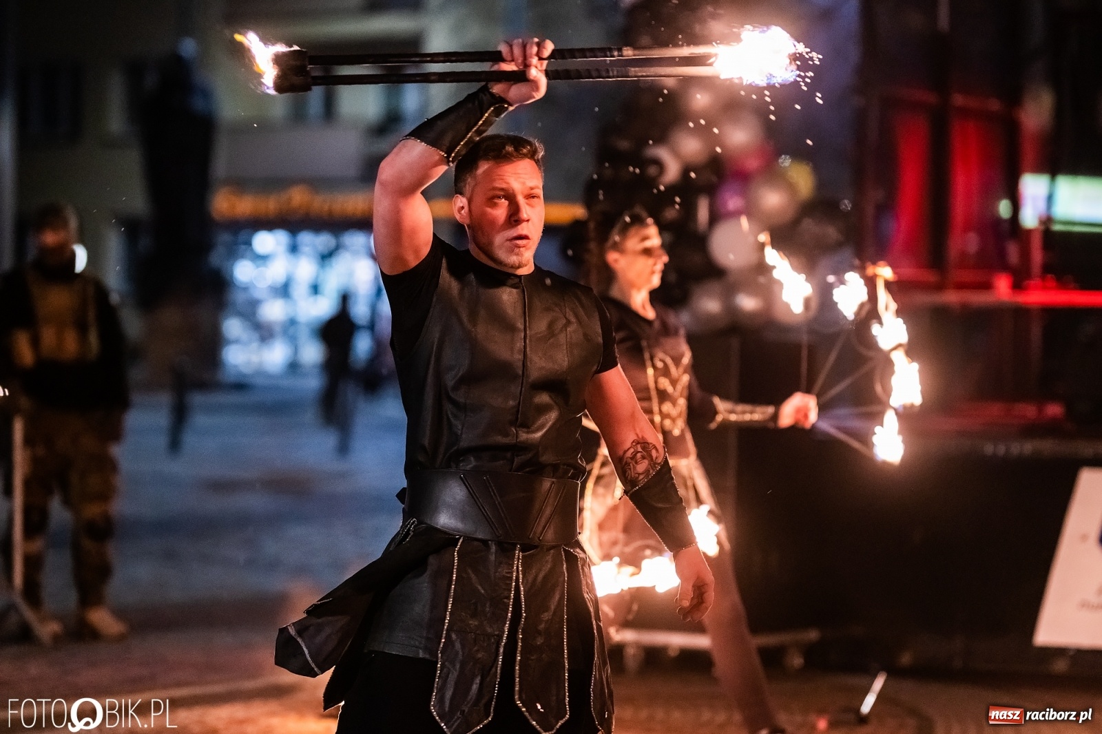 Zdjęcie w galerii na portalu naszraciborz.pl: Labareda Fire Show na finał raciborskiej Wielkiej Orkiestry Świątecznej Pomocy wiadomości z regionu