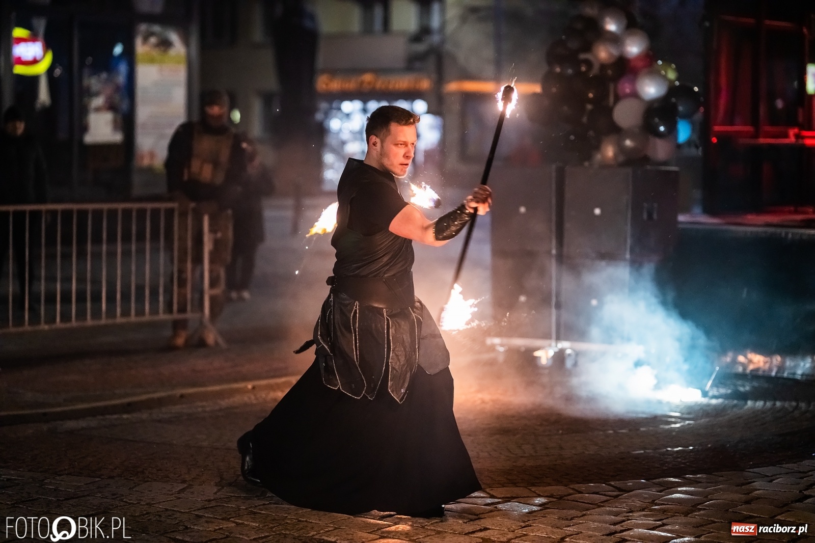 Zdjęcie w galerii na portalu naszraciborz.pl: Labareda Fire Show na finał raciborskiej Wielkiej Orkiestry Świątecznej Pomocy wiadomości z regionu