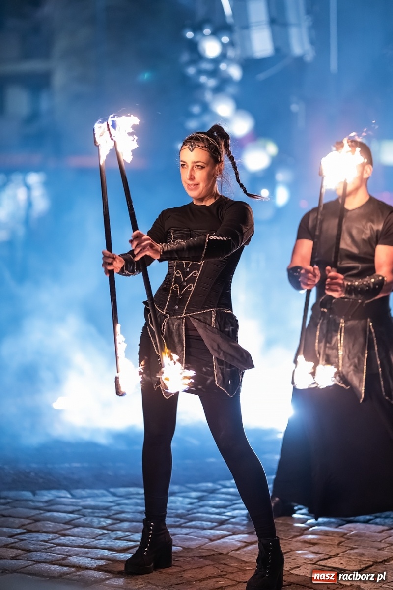 Zdjęcie w galerii na portalu naszraciborz.pl: Labareda Fire Show na finał raciborskiej Wielkiej Orkiestry Świątecznej Pomocy wiadomości z regionu