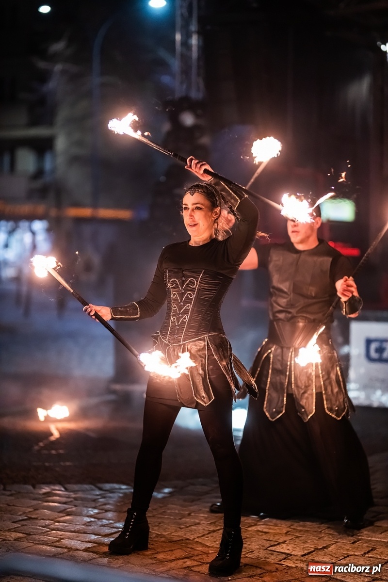 Zdjęcie w galerii na portalu naszraciborz.pl: Labareda Fire Show na finał raciborskiej Wielkiej Orkiestry Świątecznej Pomocy wiadomości z regionu