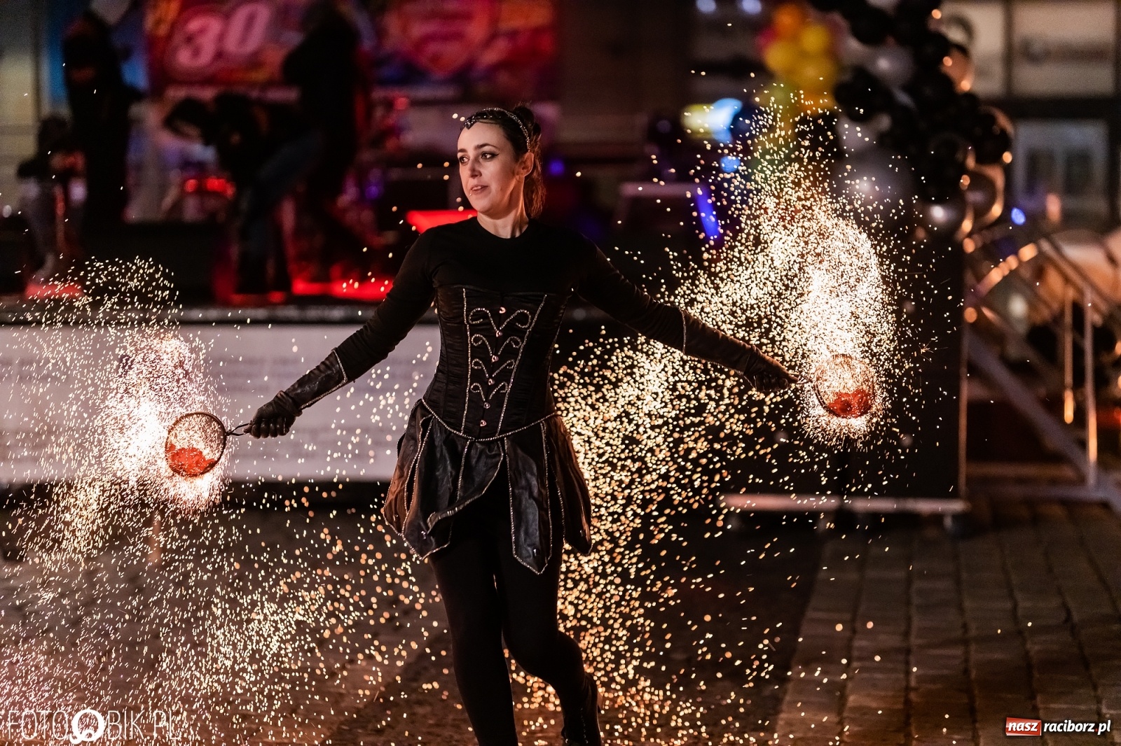 Zdjęcie w galerii na portalu naszraciborz.pl: Labareda Fire Show na finał raciborskiej Wielkiej Orkiestry Świątecznej Pomocy wiadomości z regionu