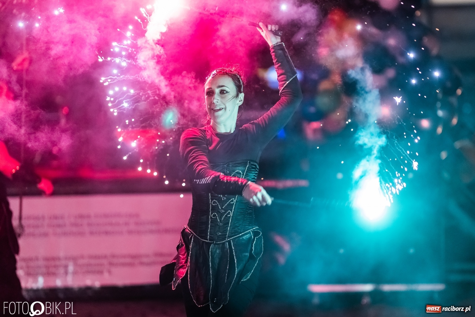 Zdjęcie w galerii na portalu naszraciborz.pl: Labareda Fire Show na finał raciborskiej Wielkiej Orkiestry Świątecznej Pomocy wiadomości z regionu