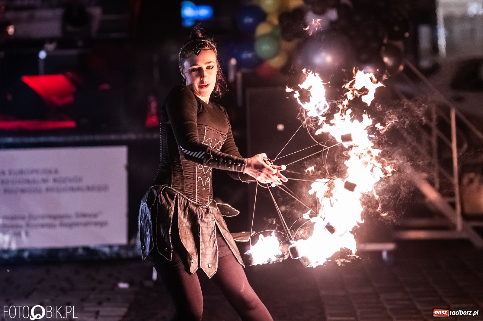 Zdjęcie w galerii na portalu naszraciborz.pl: Labareda Fire Show na finał raciborskiej Wielkiej Orkiestry Świątecznej Pomocy wiadomości z regionu