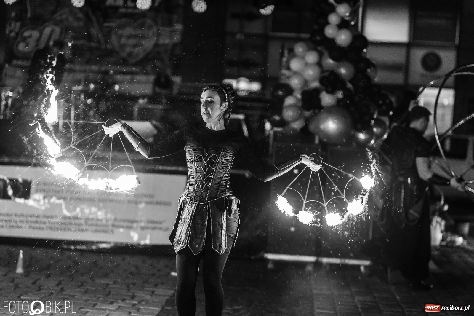 Zdjęcie w galerii na portalu naszraciborz.pl: Labareda Fire Show na finał raciborskiej Wielkiej Orkiestry Świątecznej Pomocy wiadomości z regionu