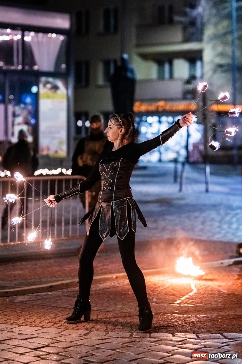 Zdjęcie w galerii na portalu naszraciborz.pl: Labareda Fire Show na finał raciborskiej Wielkiej Orkiestry Świątecznej Pomocy wiadomości z regionu