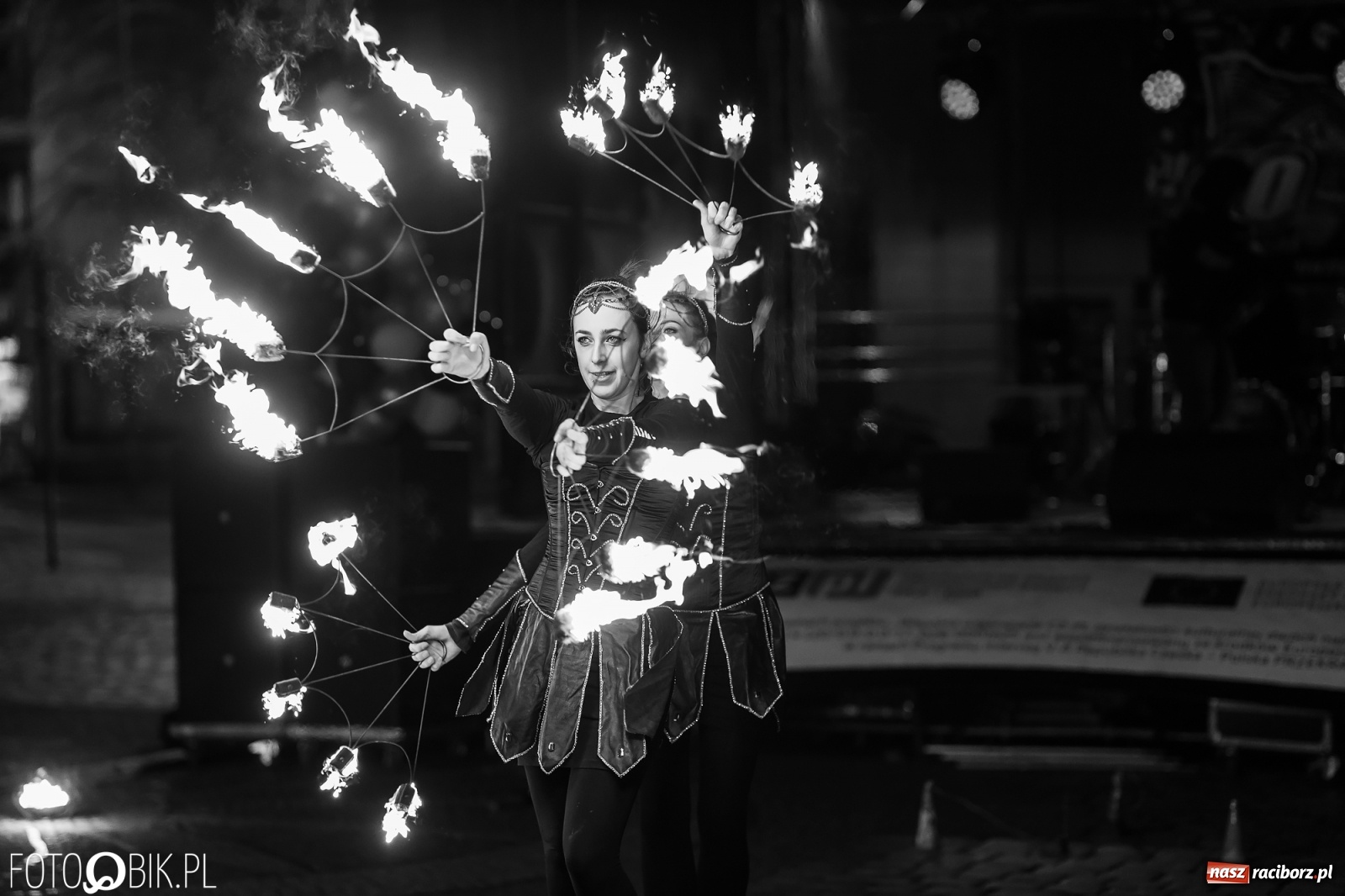 Zdjęcie w galerii na portalu naszraciborz.pl: Labareda Fire Show na finał raciborskiej Wielkiej Orkiestry Świątecznej Pomocy wiadomości z regionu