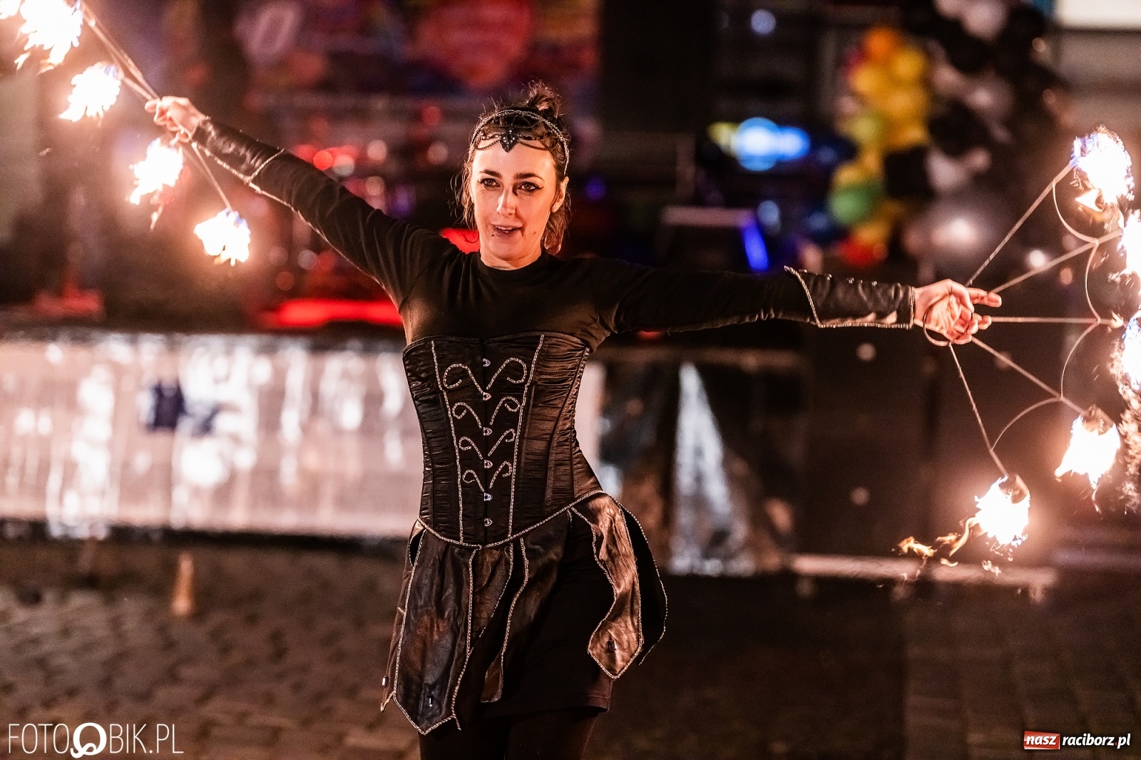 Zdjęcie w galerii na portalu naszraciborz.pl: Labareda Fire Show na finał raciborskiej Wielkiej Orkiestry Świątecznej Pomocy wiadomości z regionu