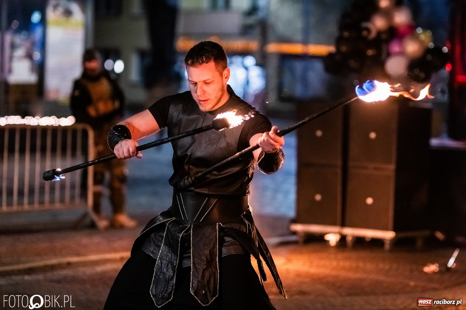 Zdjęcie w galerii na portalu naszraciborz.pl: Labareda Fire Show na finał raciborskiej Wielkiej Orkiestry Świątecznej Pomocy wiadomości z regionu