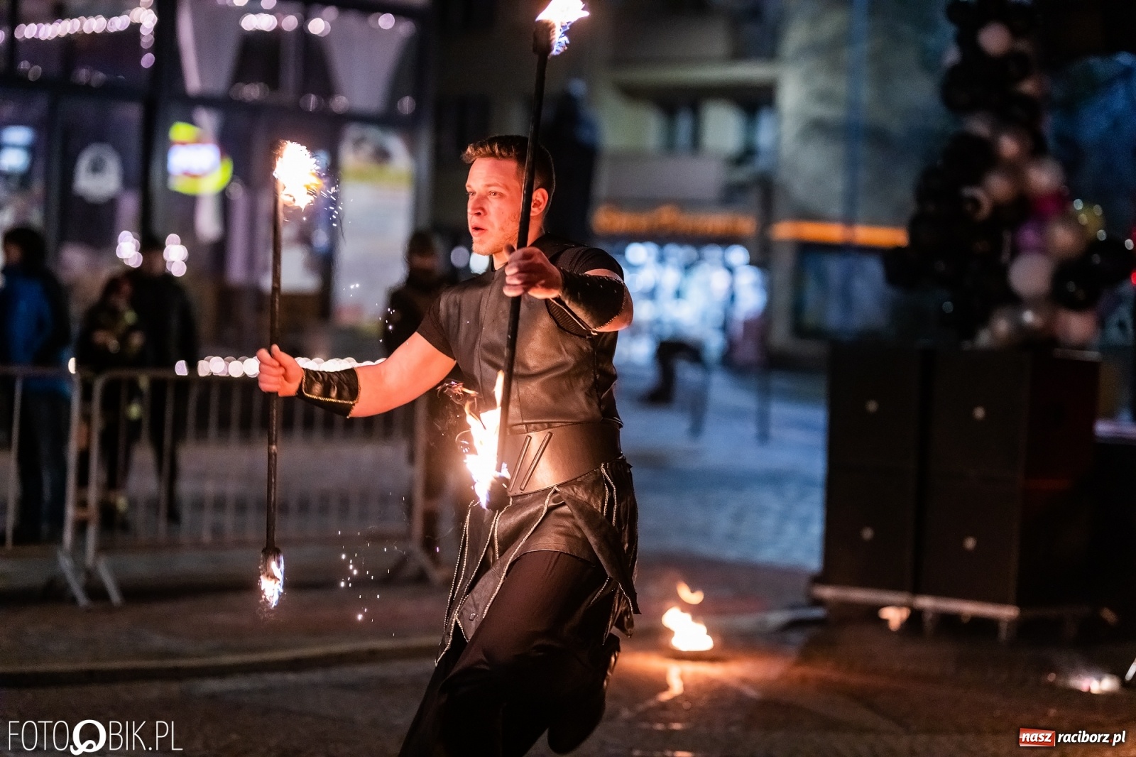 Zdjęcie w galerii na portalu naszraciborz.pl: Labareda Fire Show na finał raciborskiej Wielkiej Orkiestry Świątecznej Pomocy wiadomości z regionu