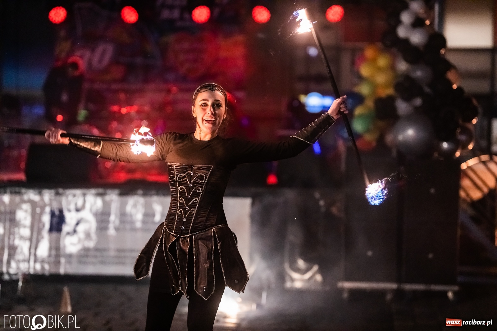 Zdjęcie w galerii na portalu naszraciborz.pl: Labareda Fire Show na finał raciborskiej Wielkiej Orkiestry Świątecznej Pomocy wiadomości z regionu