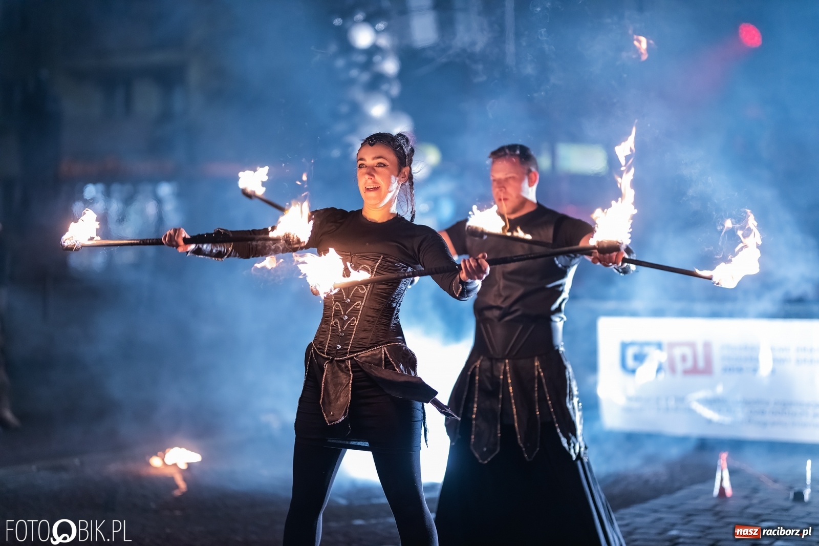 Zdjęcie w galerii na portalu naszraciborz.pl: Labareda Fire Show na finał raciborskiej Wielkiej Orkiestry Świątecznej Pomocy wiadomości z regionu