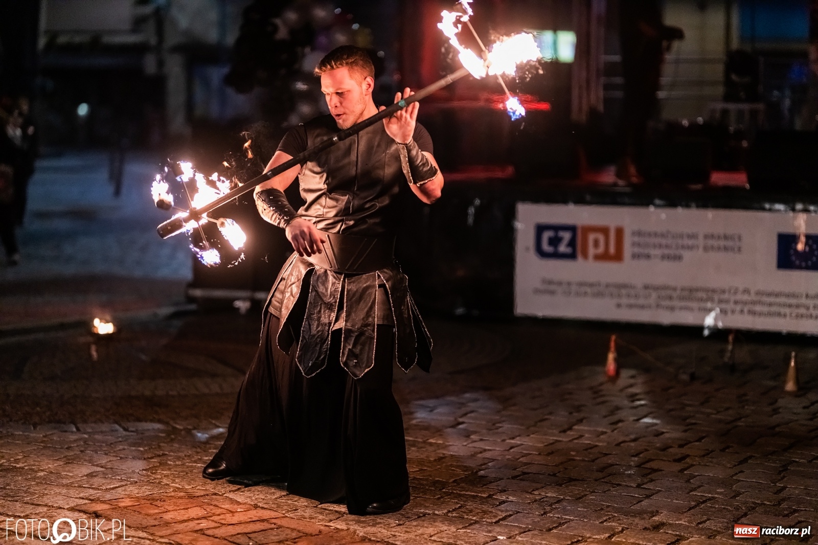 Zdjęcie w galerii na portalu naszraciborz.pl: Labareda Fire Show na finał raciborskiej Wielkiej Orkiestry Świątecznej Pomocy wiadomości z regionu