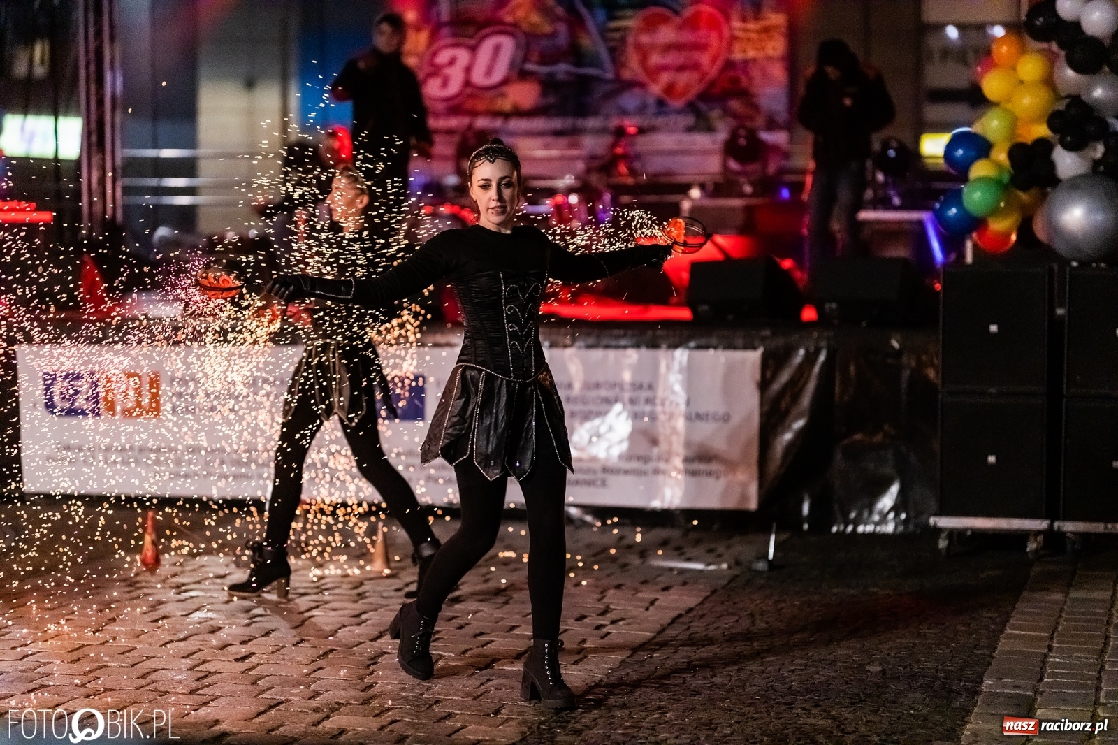 Zdjęcie w galerii na portalu naszraciborz.pl: Labareda Fire Show na finał raciborskiej Wielkiej Orkiestry Świątecznej Pomocy wiadomości z regionu