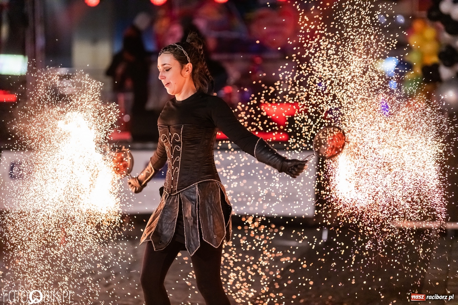 Zdjęcie w galerii na portalu naszraciborz.pl: Labareda Fire Show na finał raciborskiej Wielkiej Orkiestry Świątecznej Pomocy wiadomości z regionu