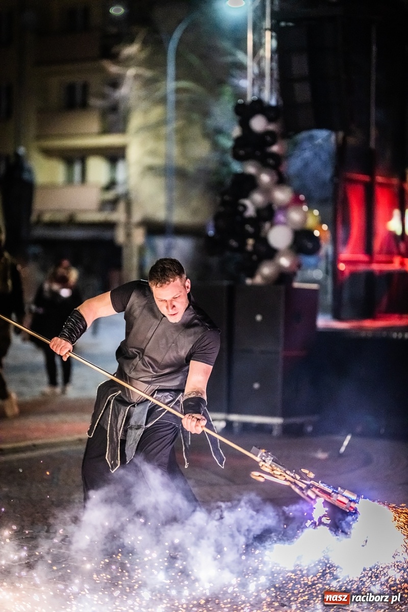 Zdjęcie w galerii na portalu naszraciborz.pl: Labareda Fire Show na finał raciborskiej Wielkiej Orkiestry Świątecznej Pomocy wiadomości z regionu