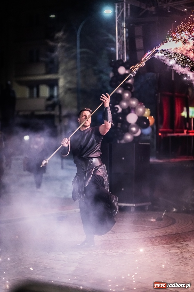 Zdjęcie w galerii na portalu naszraciborz.pl: Labareda Fire Show na finał raciborskiej Wielkiej Orkiestry Świątecznej Pomocy wiadomości z regionu