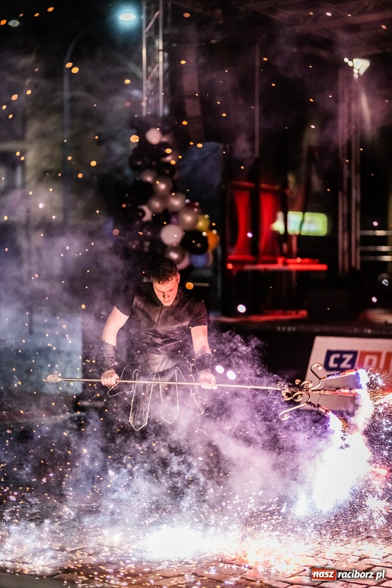 Zdjęcie w galerii na portalu naszraciborz.pl: Labareda Fire Show na finał raciborskiej Wielkiej Orkiestry Świątecznej Pomocy wiadomości z regionu