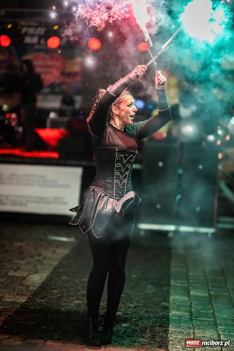 Zdjęcie w galerii na portalu naszraciborz.pl: Labareda Fire Show na finał raciborskiej Wielkiej Orkiestry Świątecznej Pomocy wiadomości z regionu